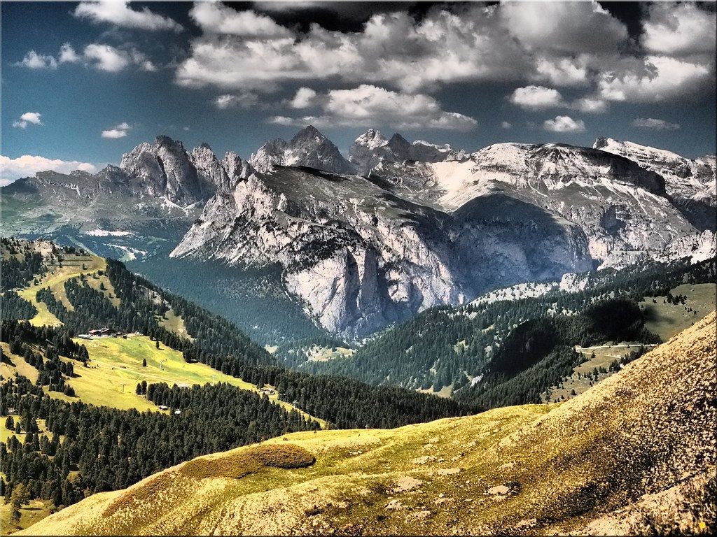 1024x768 The Dolomites from the Sella Pass. Die Dolomiten