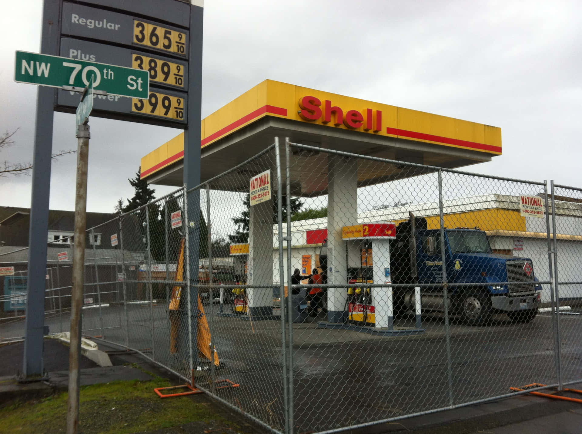 1920x1434 Petrol Station Picture