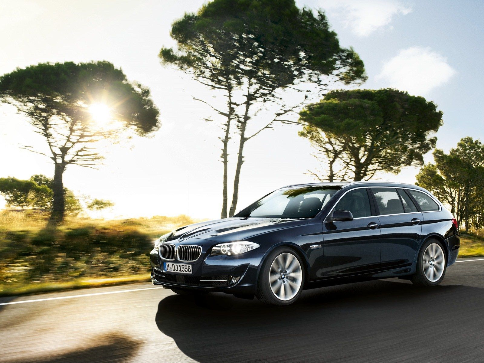 1600x1200 BMW 5 Series Sedan and BMW 5 Series Touring win 2011 iF Product Design Award