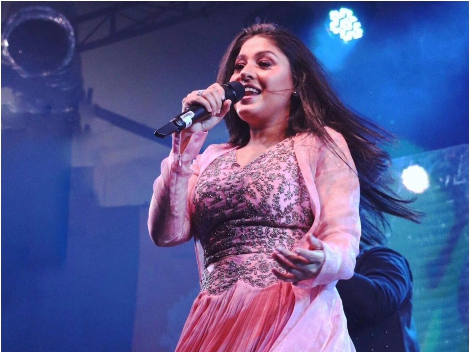1600x1200 Happy Birthday, Sunidhi Chauhan: Playlist of Her Songs for Every Mood