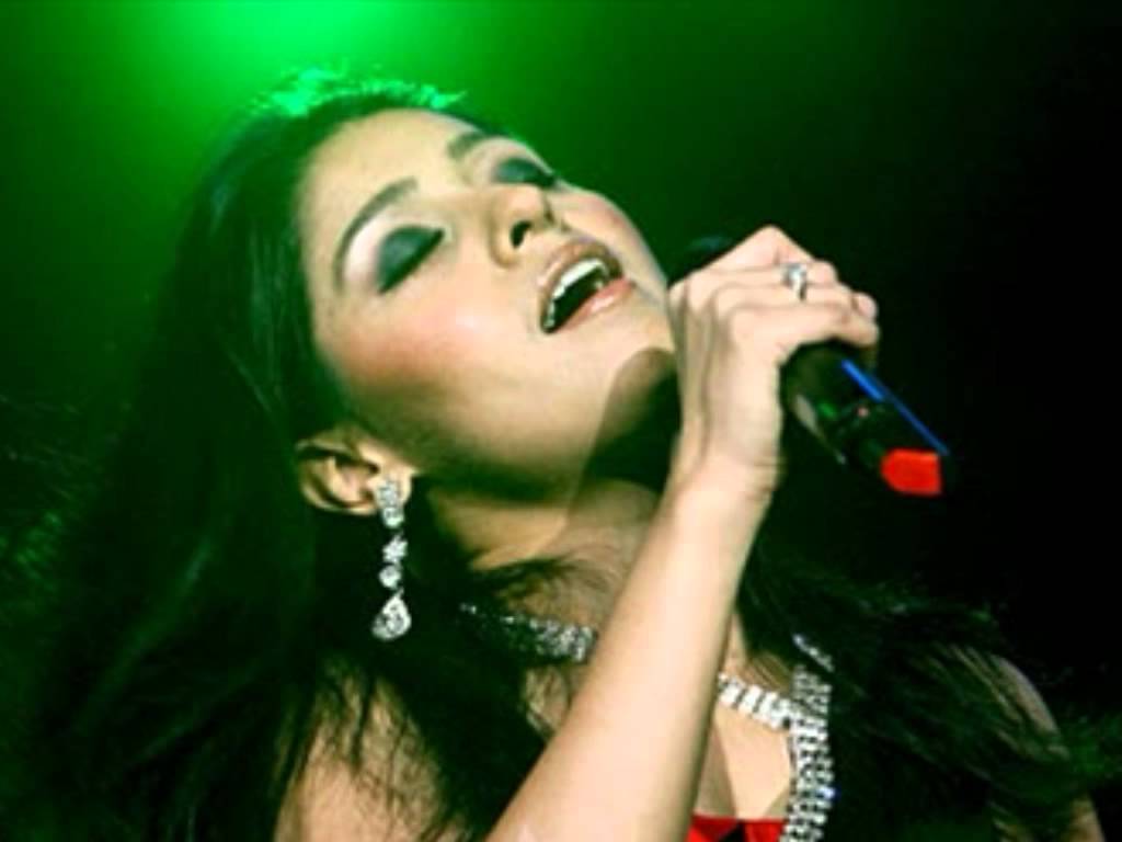 1024x768 Sunidhi Chauhan is all set to try her fate in acting! Pakistan TV