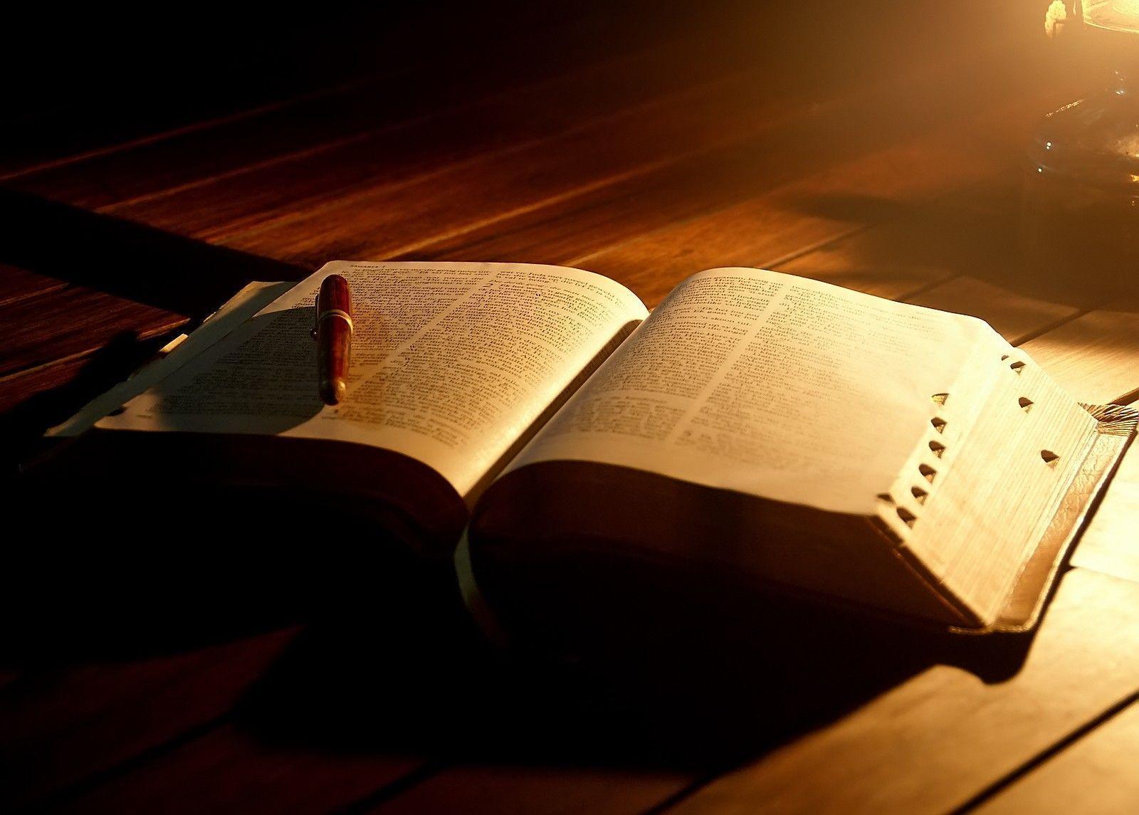 1600x1145 Bible Wallpaper