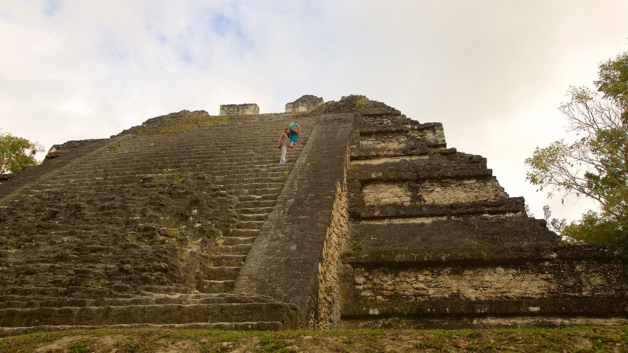 2560x1440 Tikal in Flores and Activities