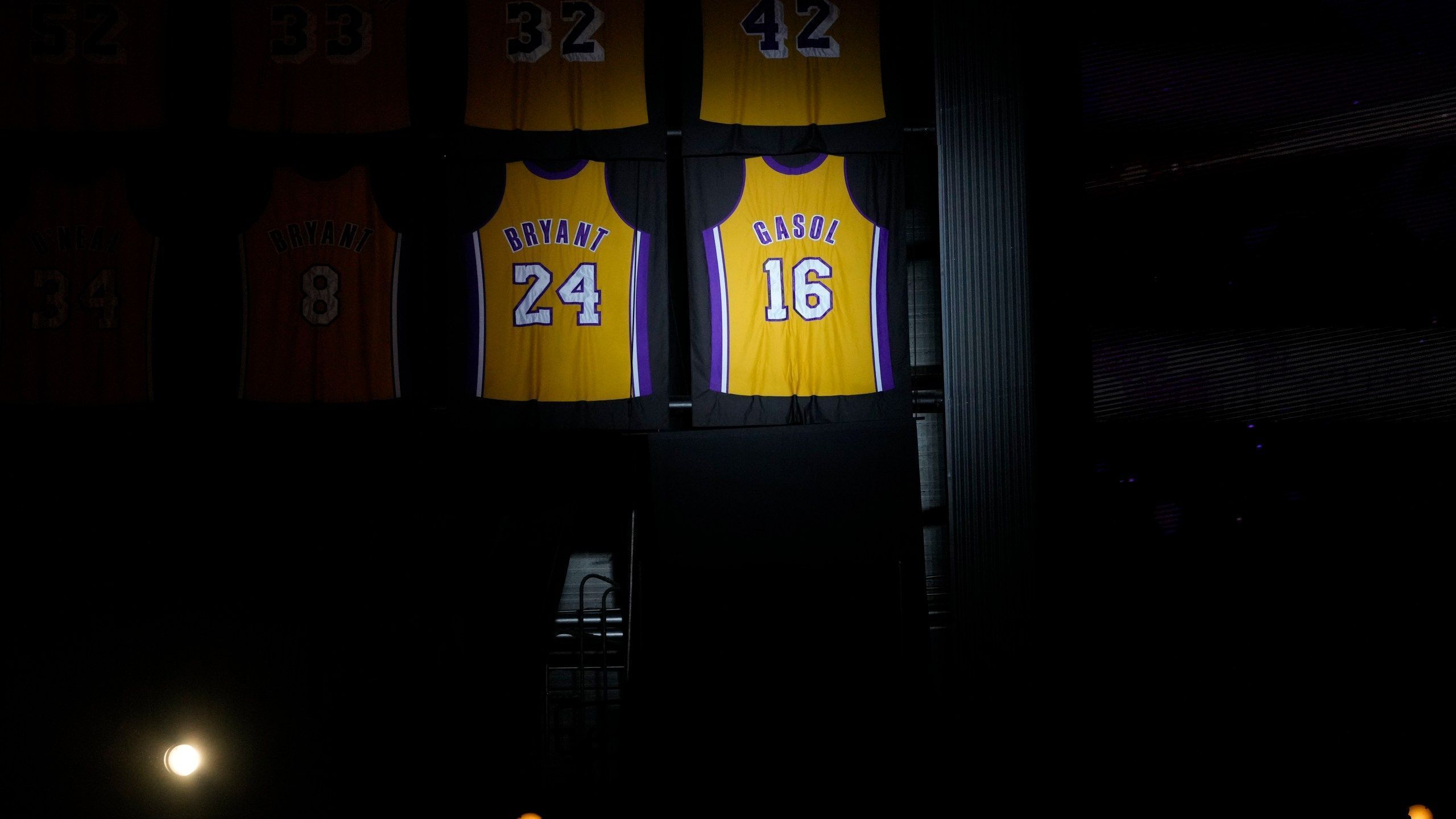 2560x1440 Pau Gasol gets emotional as Lakers retire his No. 16 jersey
