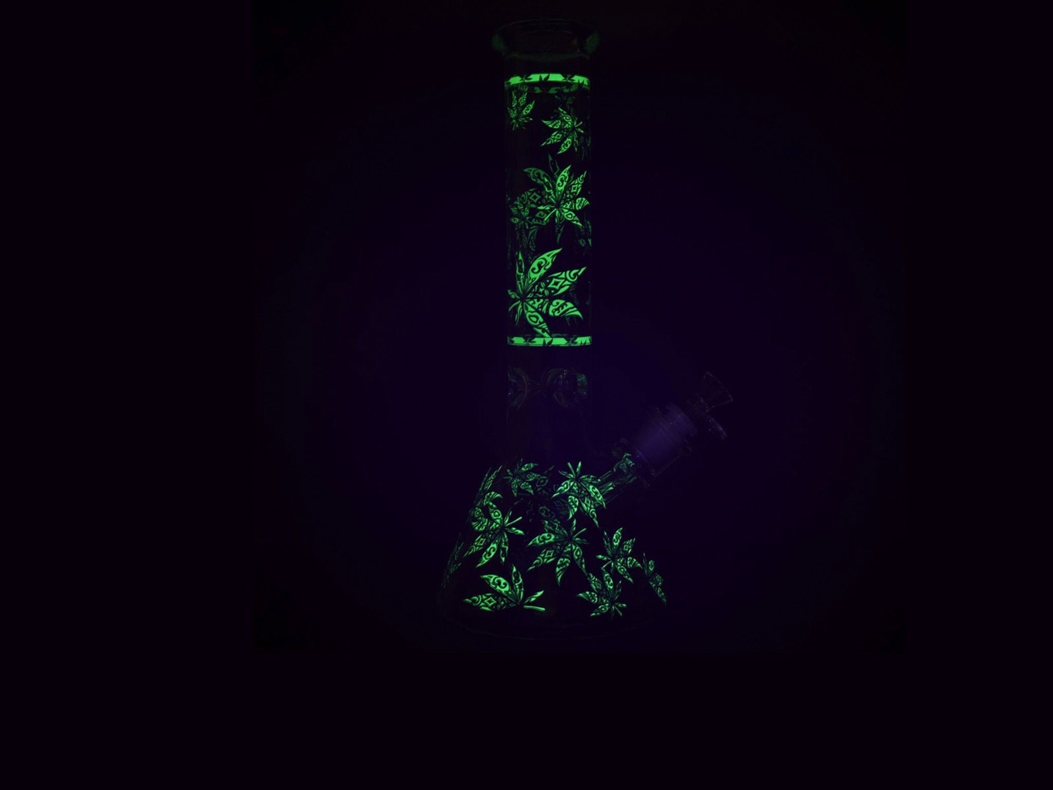 2048x1536 Hemp Leaves Glow in the Dark Large Beaker Bong