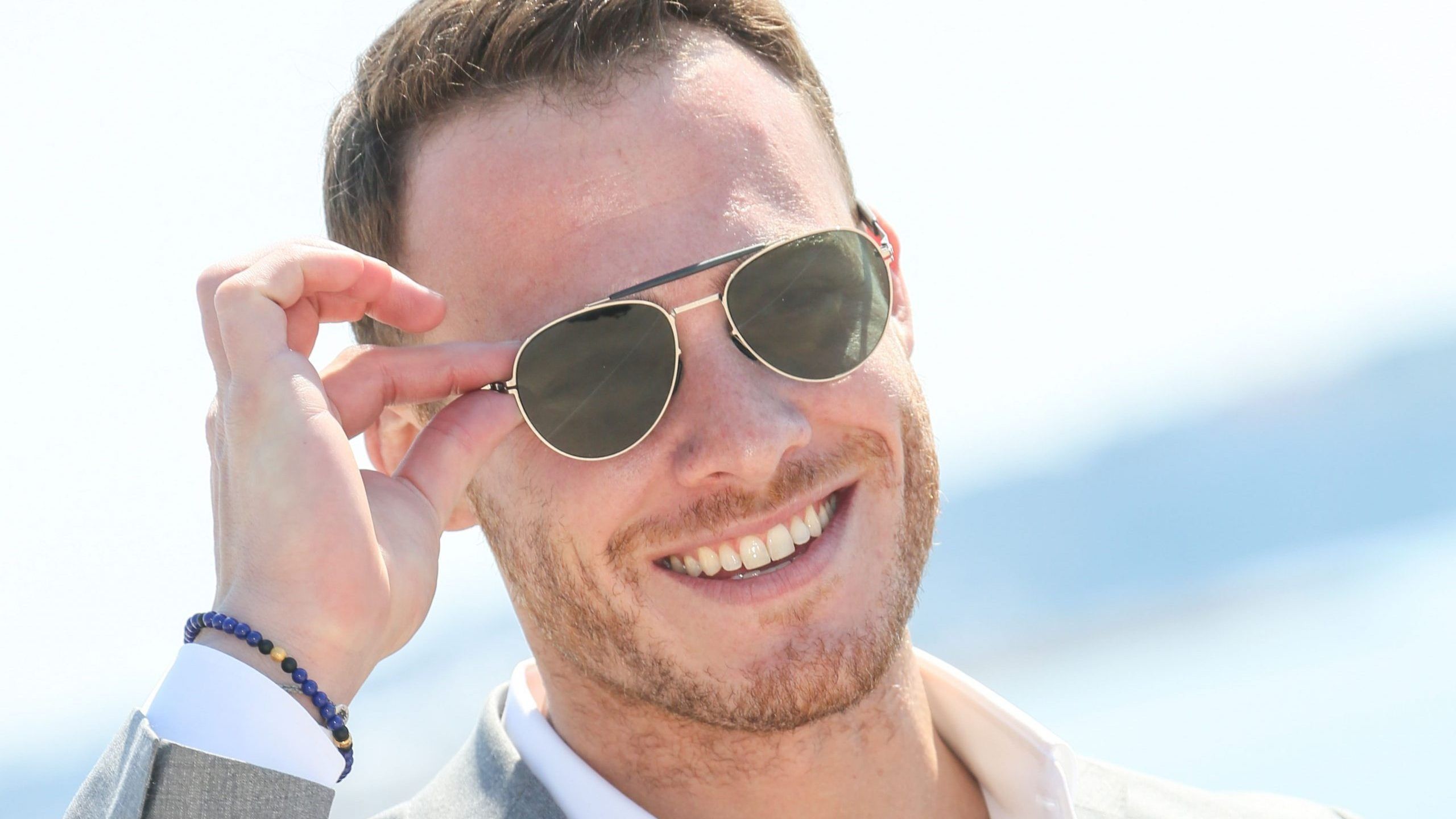 2560x1440 Kerem Bursin Wallpaper (image inside)