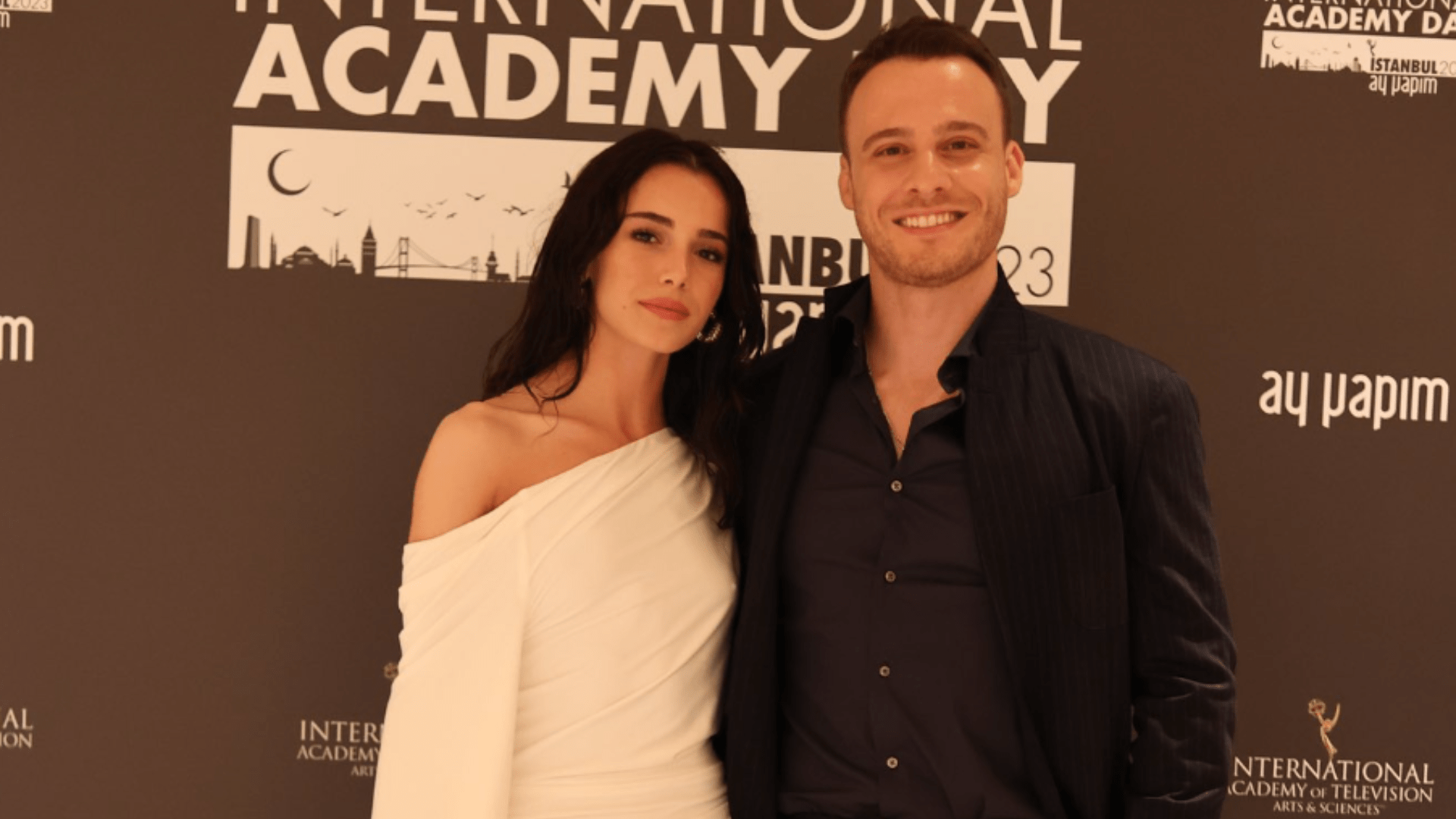 1920x1080 UAE News - أخبار الإمارات Sancaktutan gives Kerem Bürsin a kiss