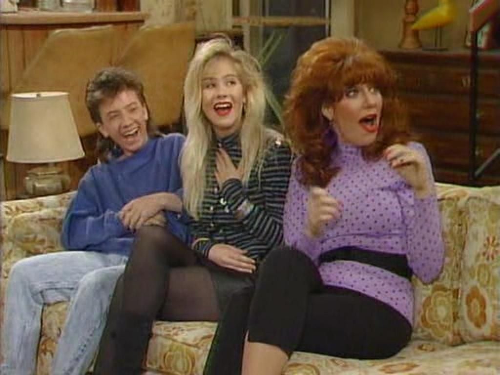1024x768 90's style: Kelly Bundy