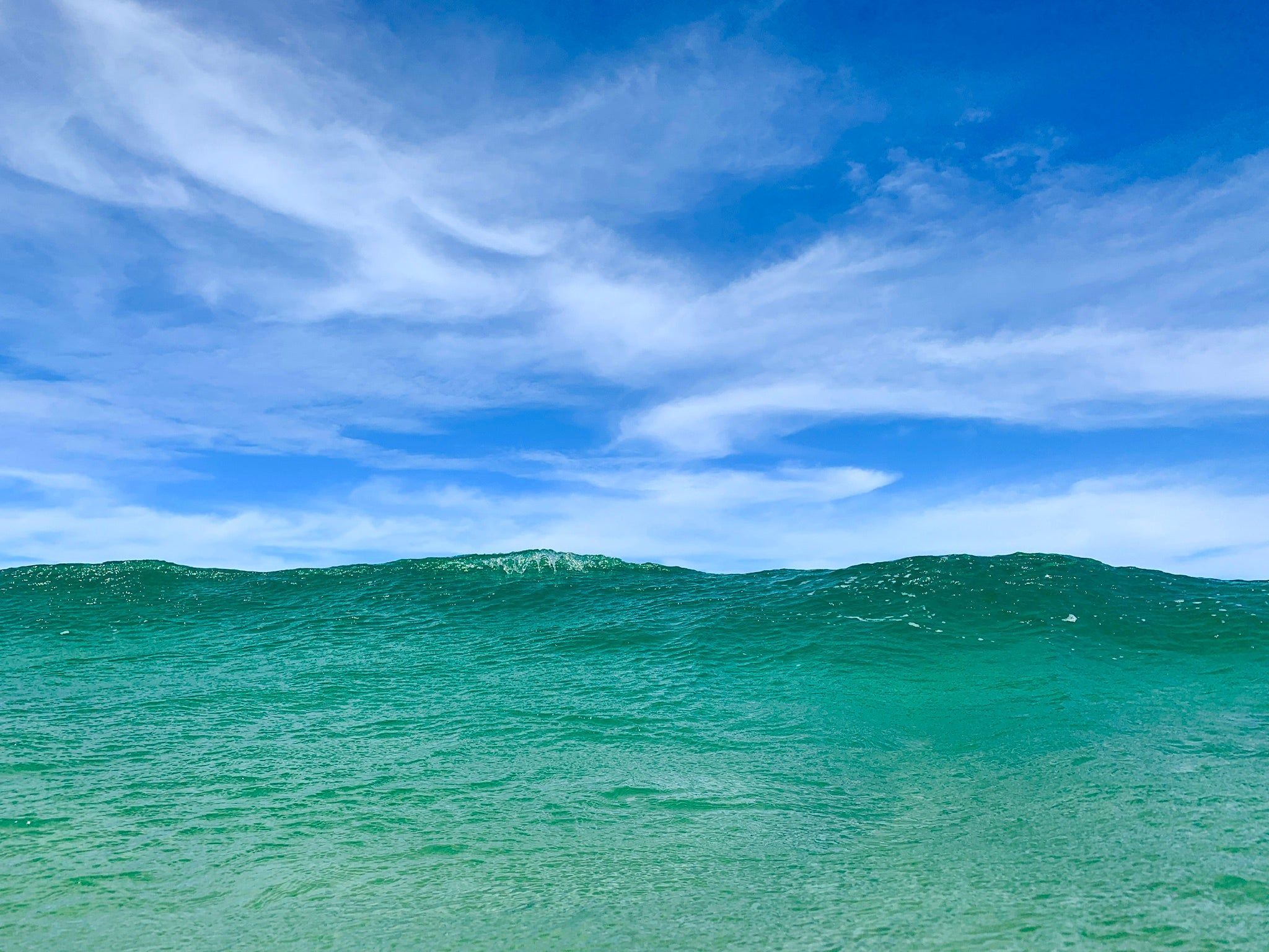 2048x1536 Free Big Ocean Wave Under Blue Sky Photo
