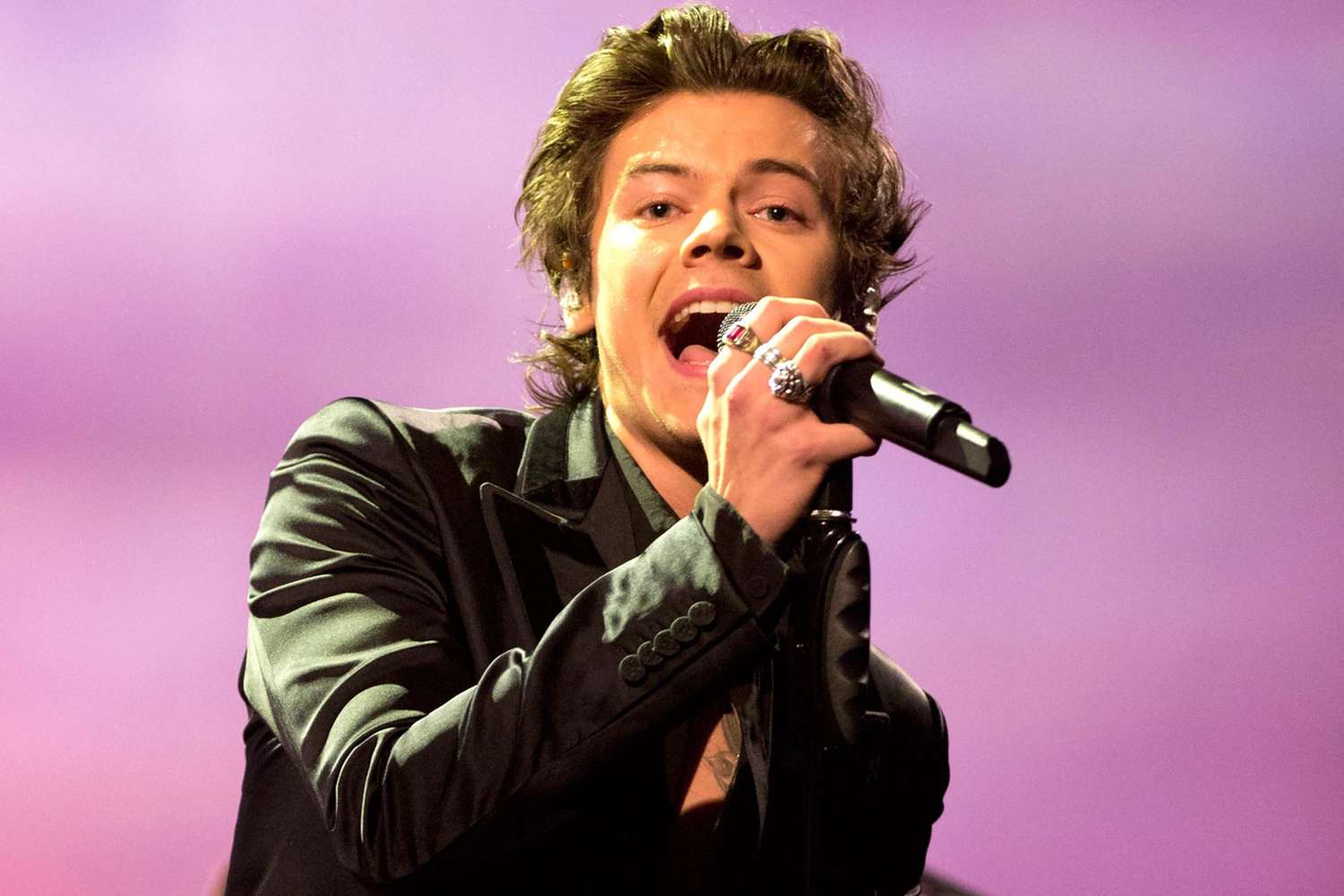 1500x1000 Harry Styles teases Sign of the Times music video
