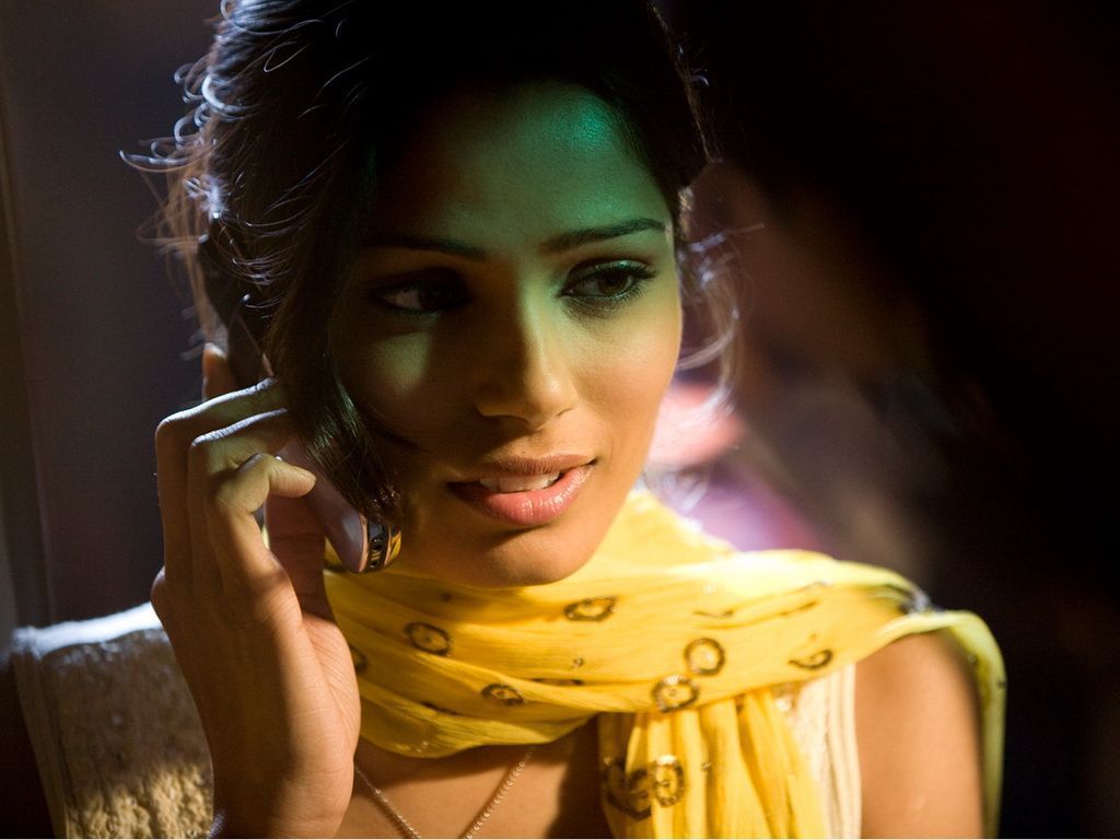 1024x768 Slumdog Millionaire Freida Pinto