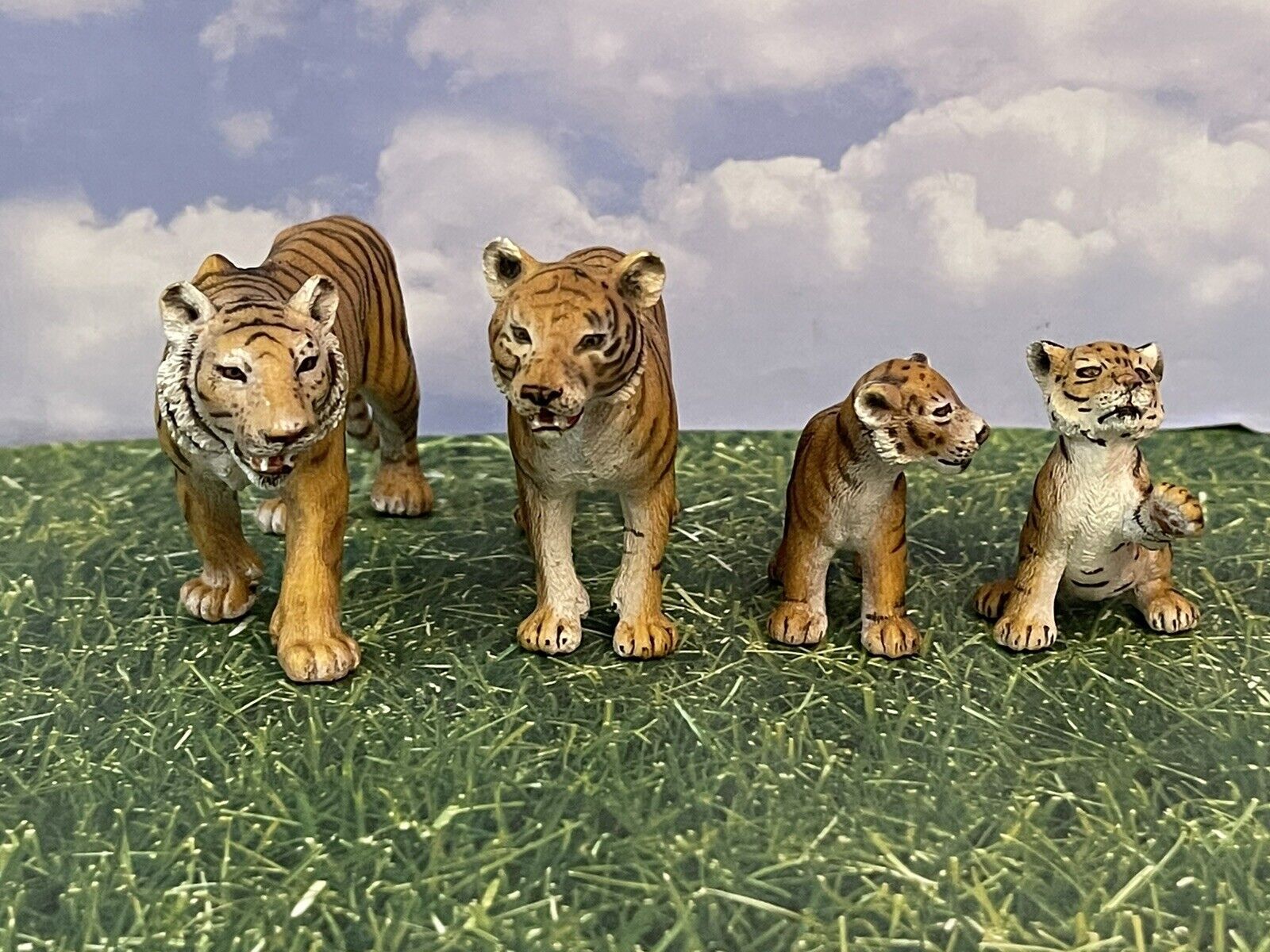 1600x1200 Schleich Bengal Tiger Family 2007. Dad Mom Cub & Cub 14372