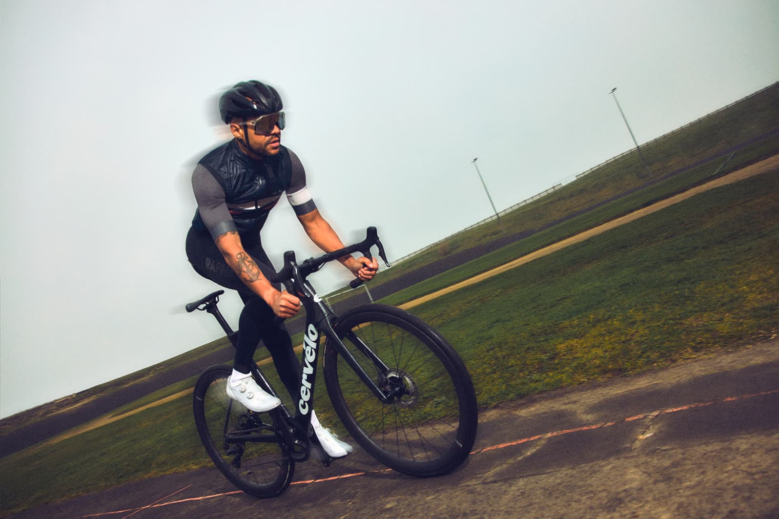 1520x1013 END. ACTIVE: CYCLING. END