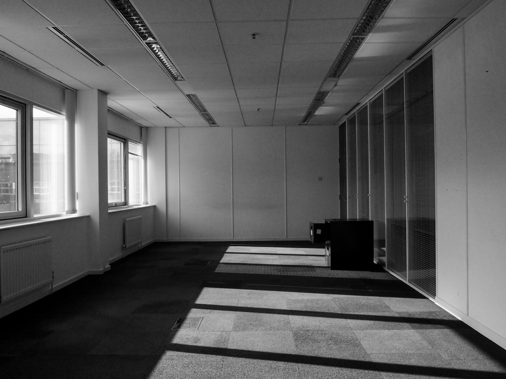 2048x1536 Dark Office Wallpaper