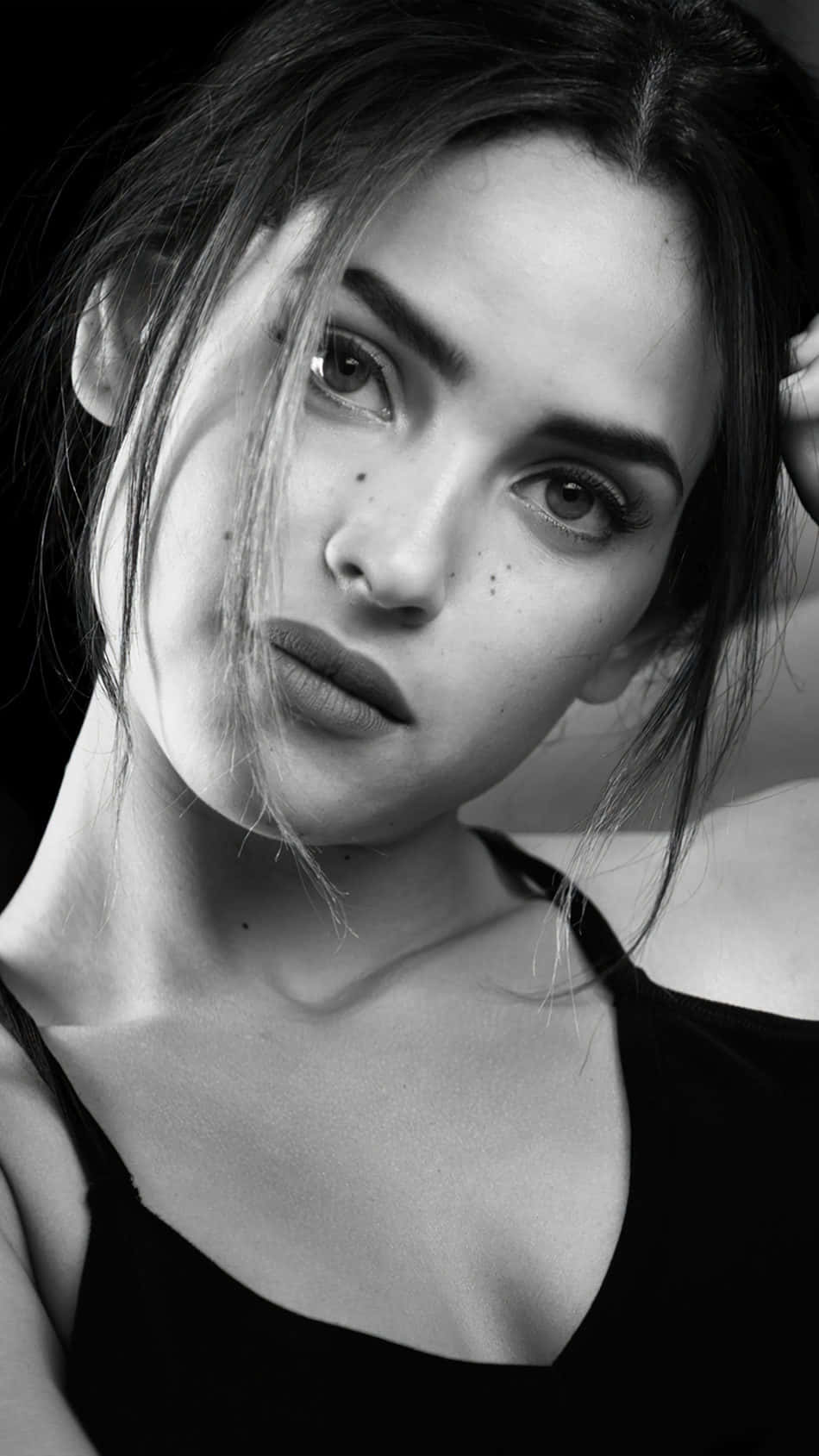 950x1689 Download Grayscale Adria Arjona As Face Reference Wallpaper