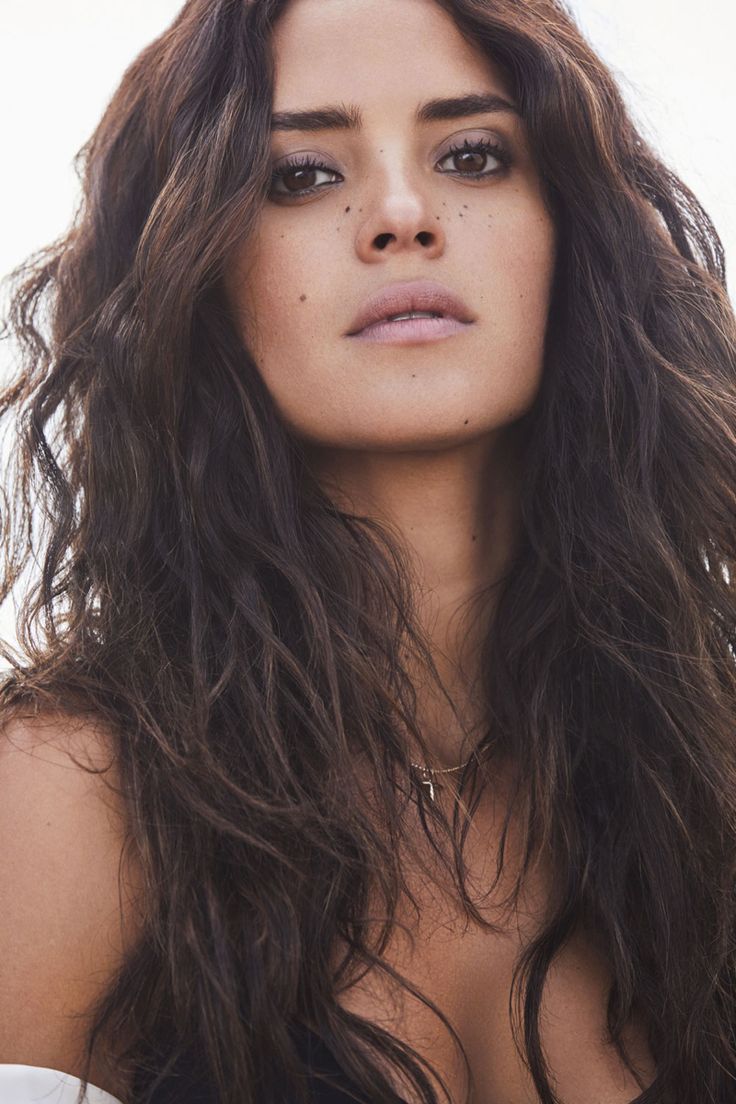 736x1104 Adria Arjona. Celeb inspo, White latina, Pretty people