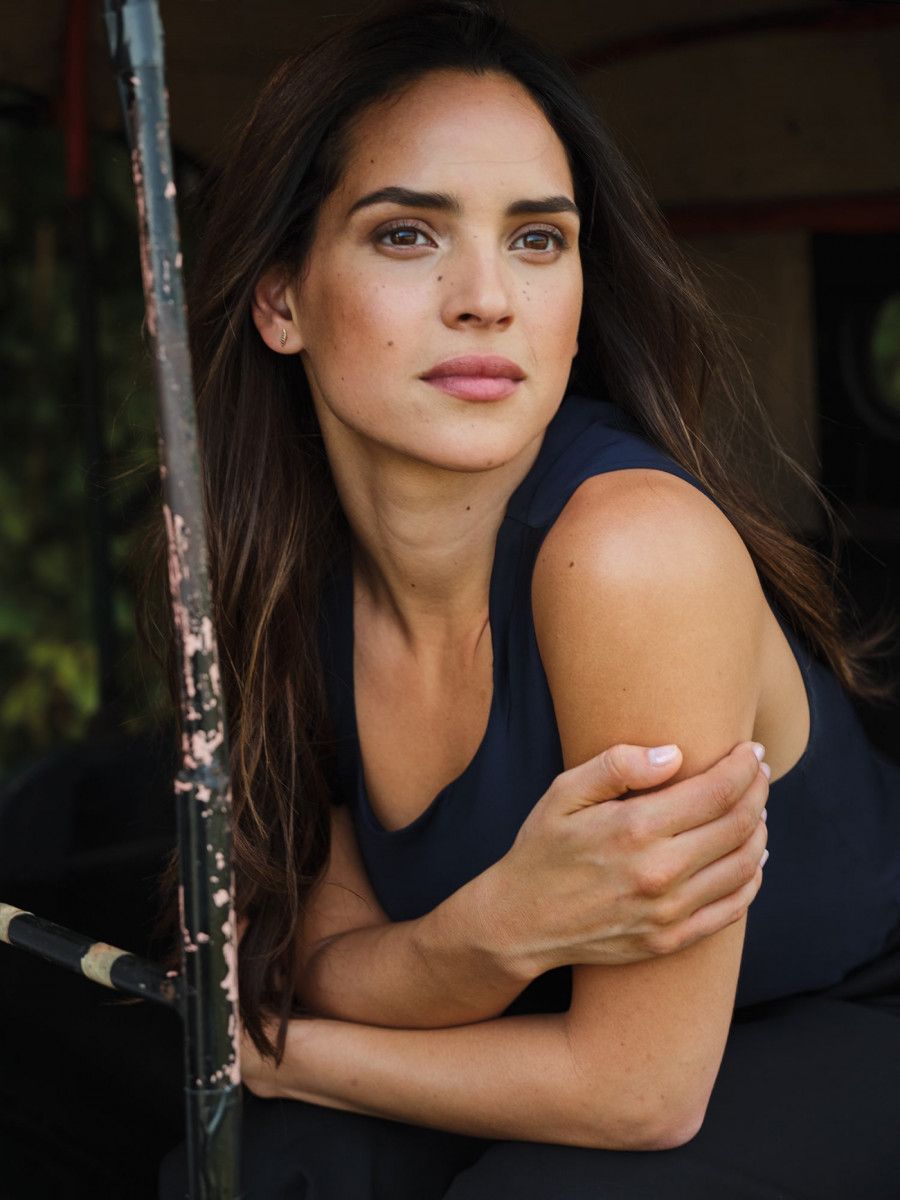 900x1200 Adria Arjona wallpaper
