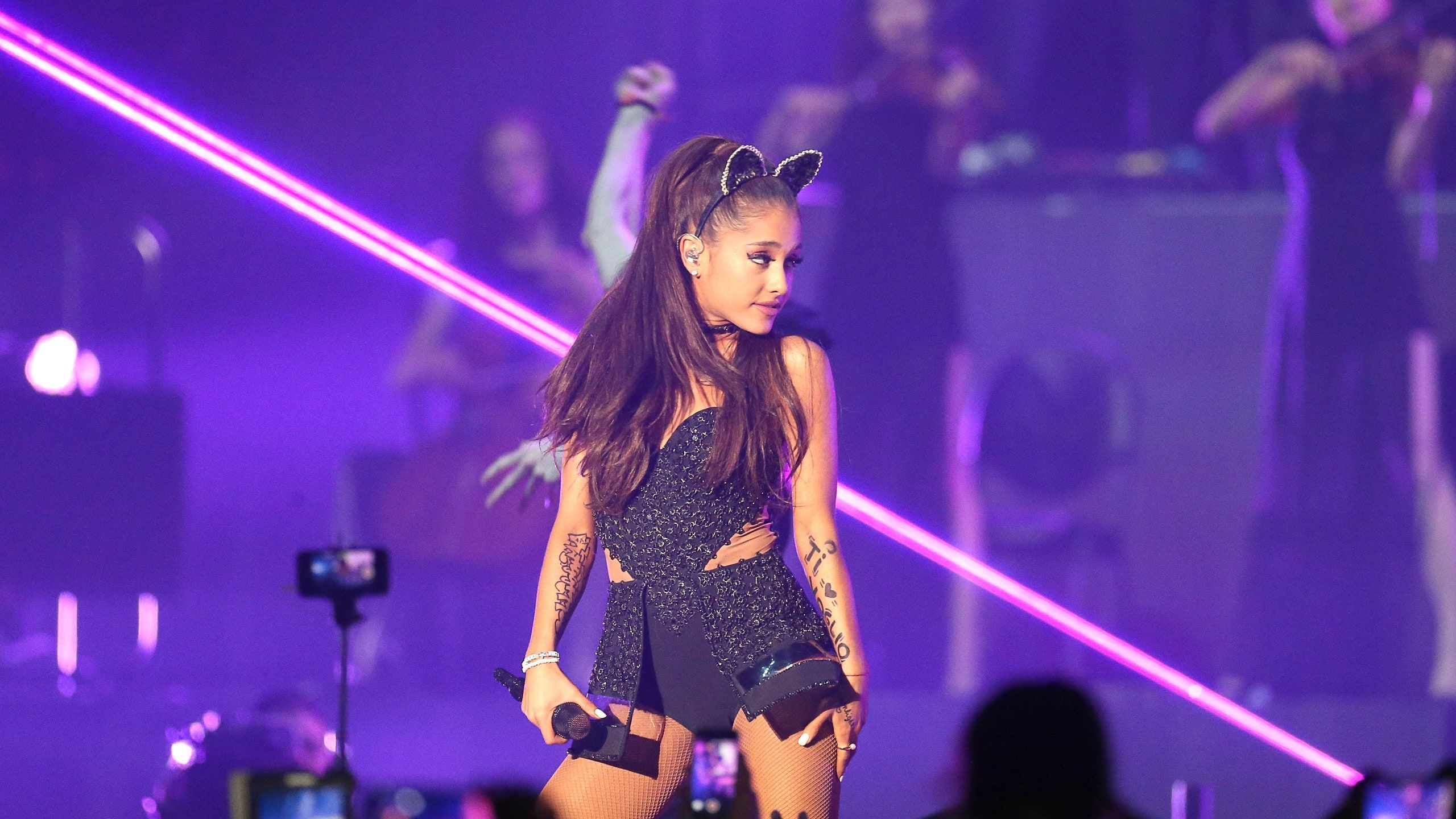 2560x1440 Ariana Grande Fans Think Chris Brown Used Her on His Christmas Album Cover