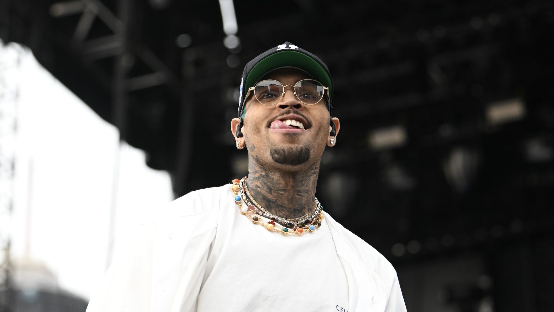 1920x1080 Chris Brown announces that '11:11' is arriving a day early