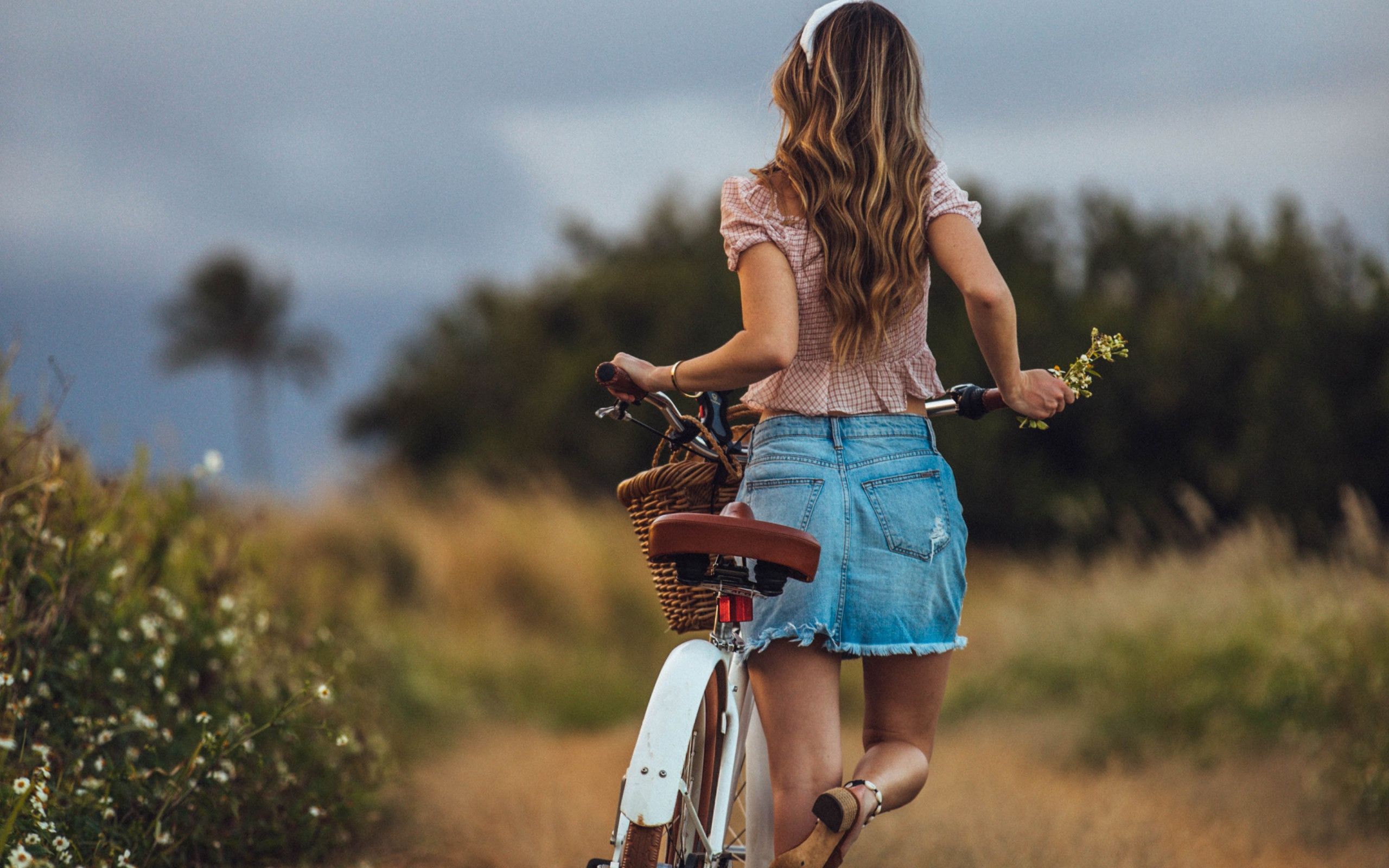 2560x1600 Download wallpaper: Lady with her retro bike 2560x1600