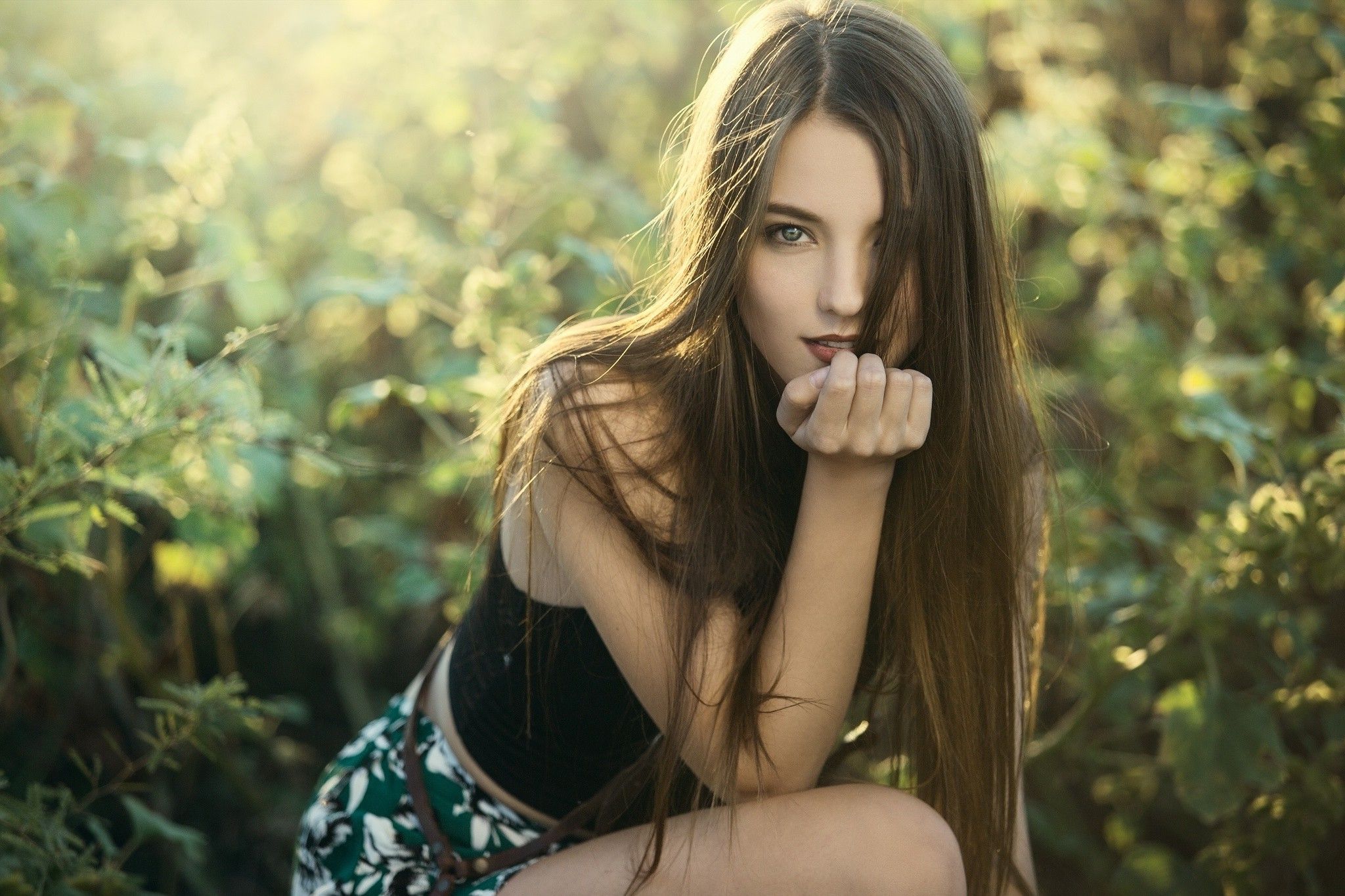 2048x1365 women model brunette long hair hair in face straight hair women outdoors, HD Wallpaper
