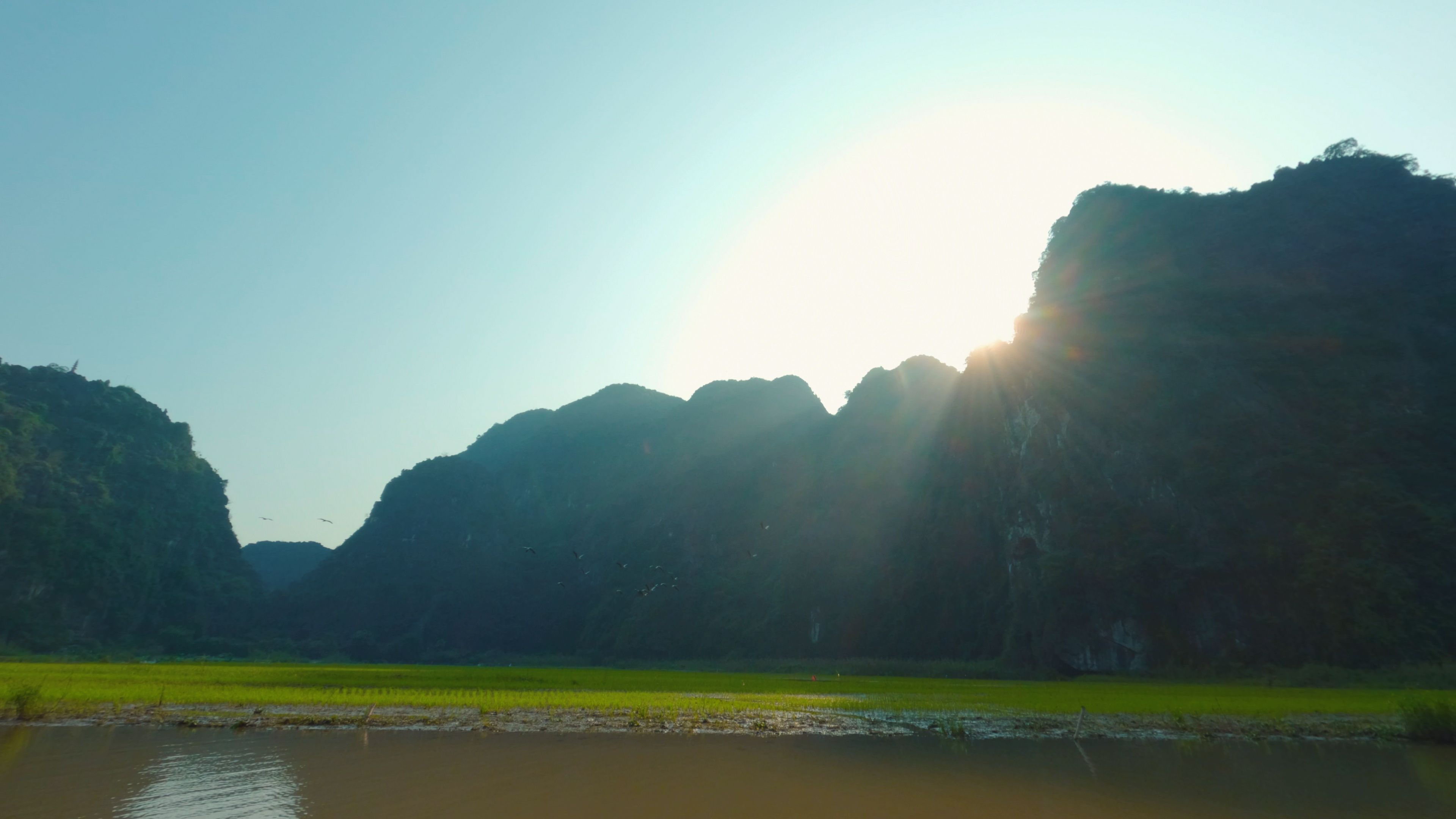 3840x2160 For a small province in Northern Vietman, Ninh Binh has so many tours and attractions in all corners of the province. It's unique terrain has gotten global interest and is a true