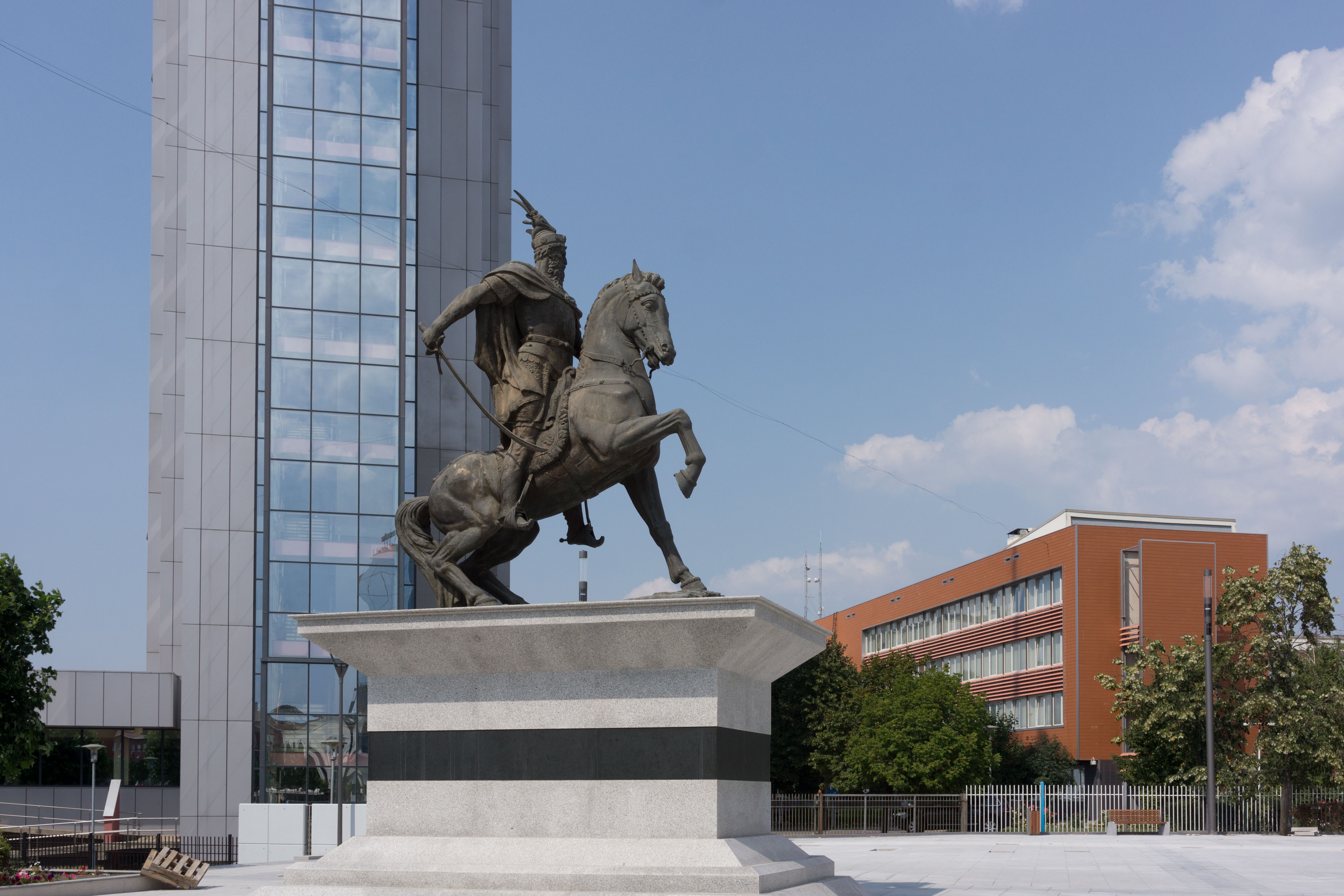 6000x4000 Gjergj Kastrioti (aka Skanderbeg) statue in Priš