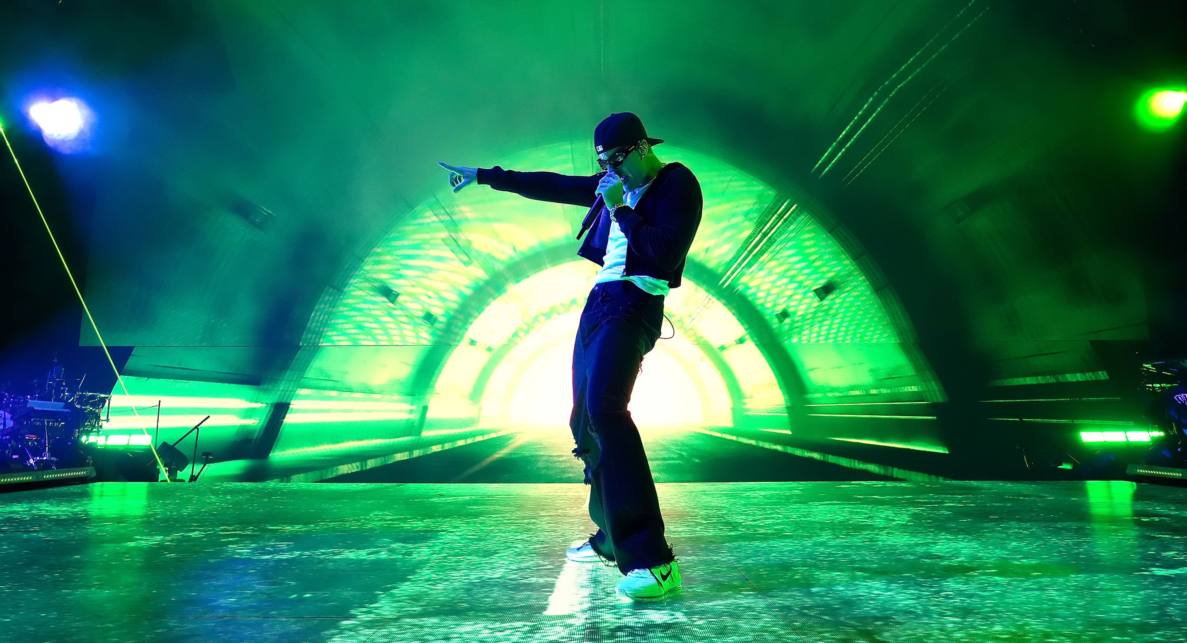 4968x2691 Justin Bieber plays pop robot at joyless N.J. concert, on 'Justice' tour: review