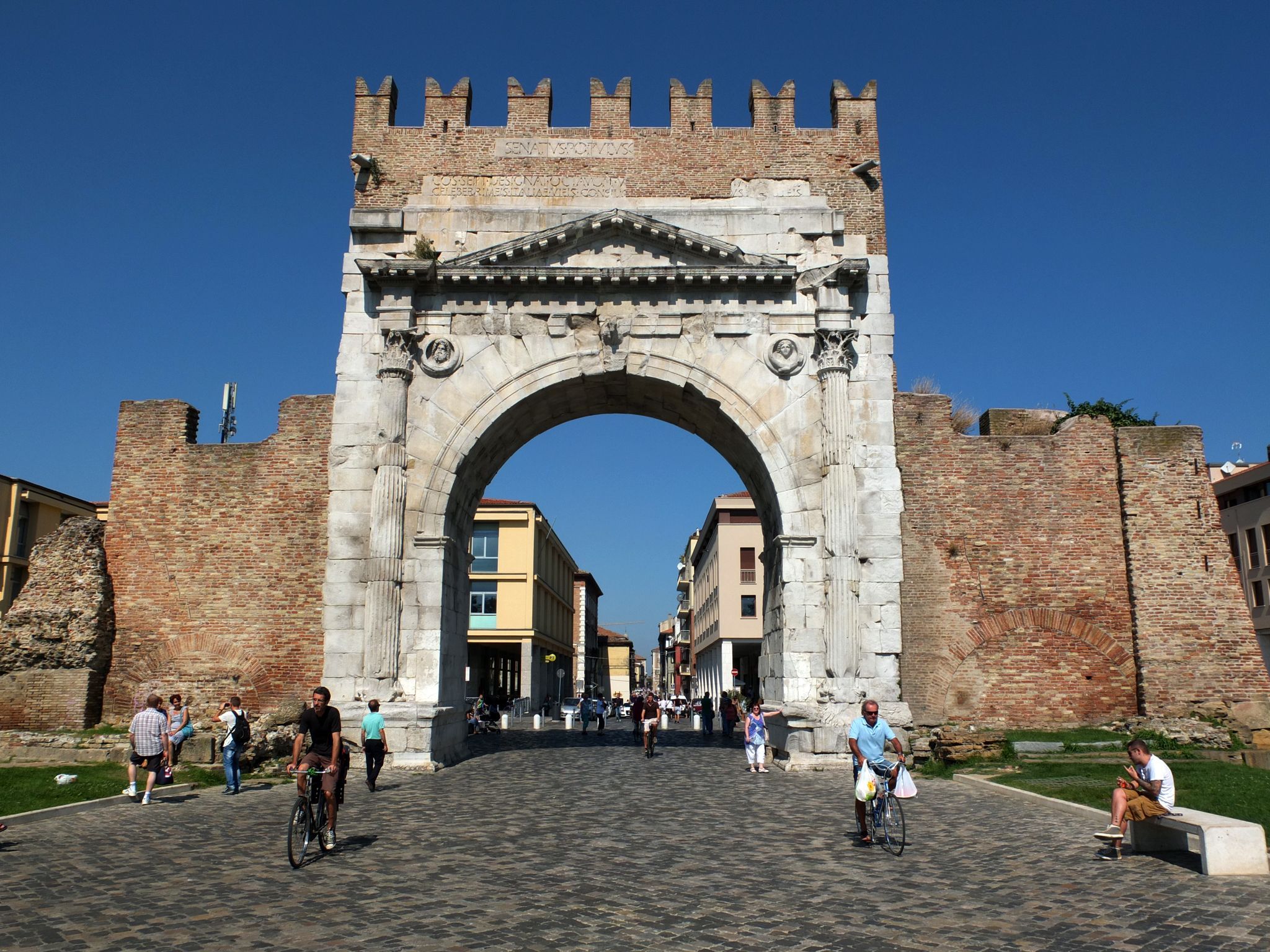 2048x1536 Rimini: Augustus, Malatesta and Fellini
