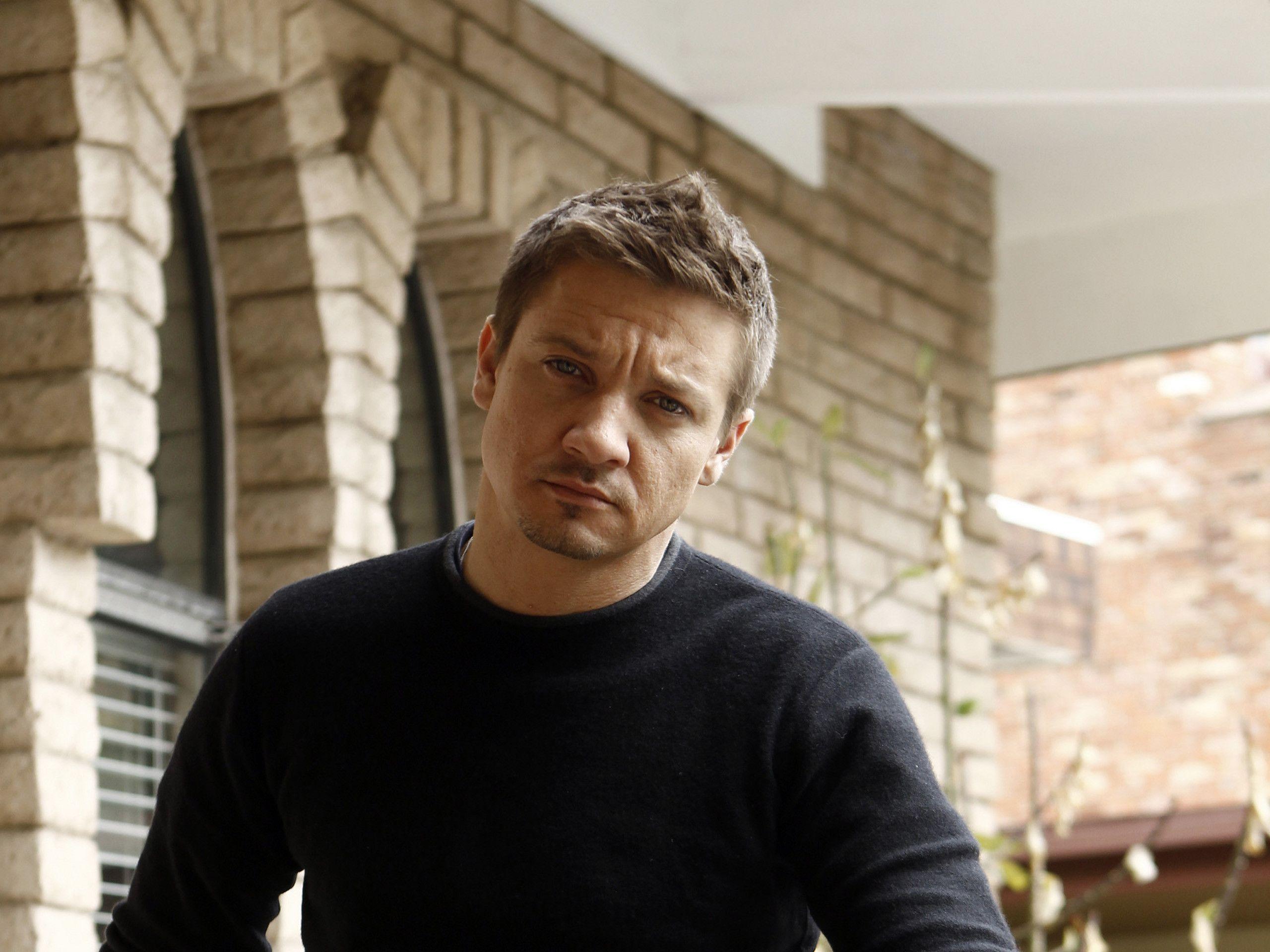 2560x1920 Jeremy Renner Wallpaper