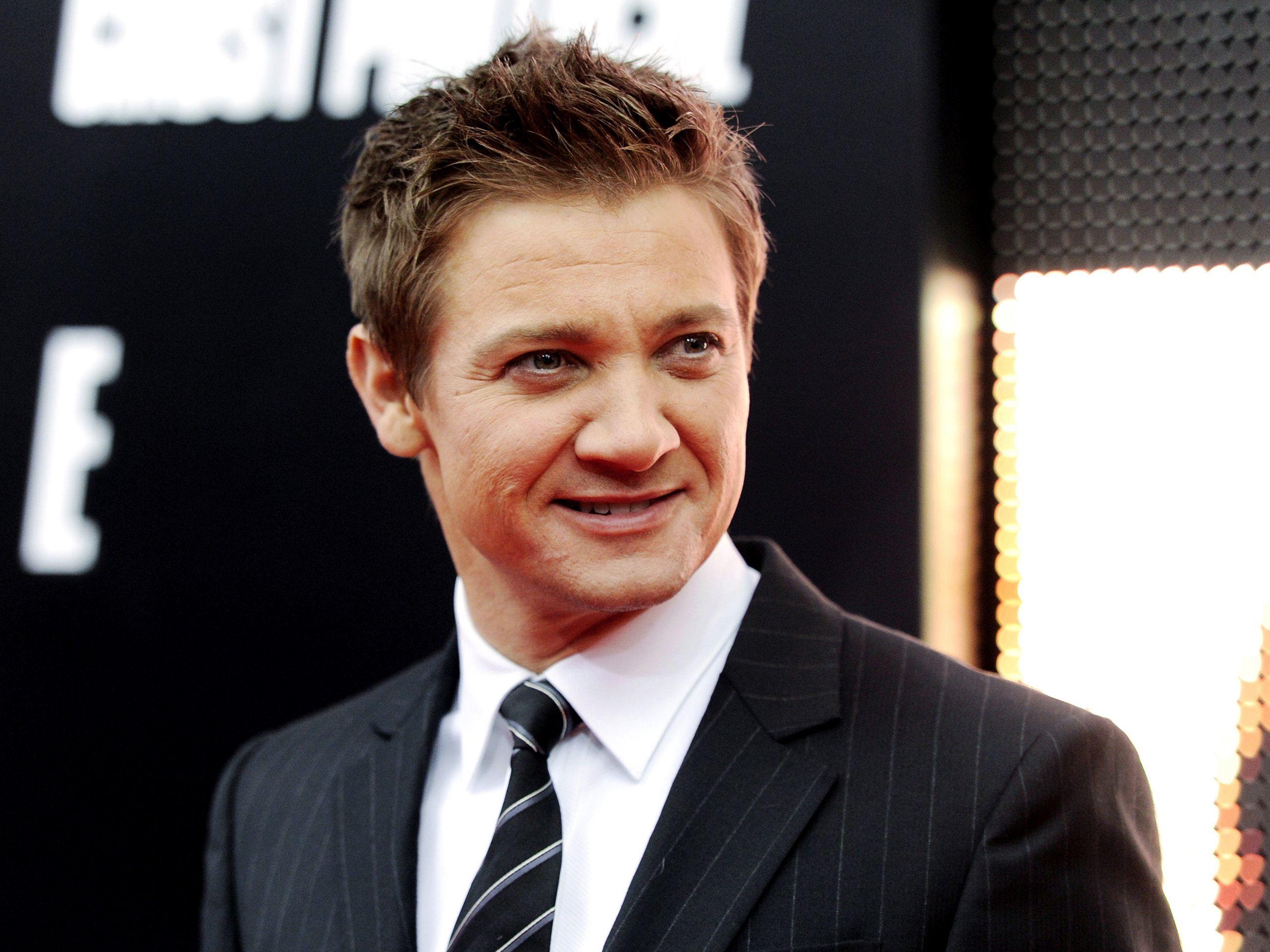 2560x1920 Jeremy Renner wallpaperx1920