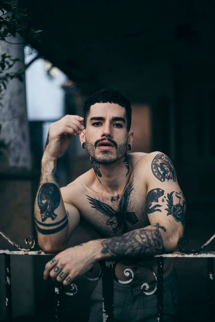 910x1365 Download Shirtless Tattooed Guy Vignette Effect Wallpaper
