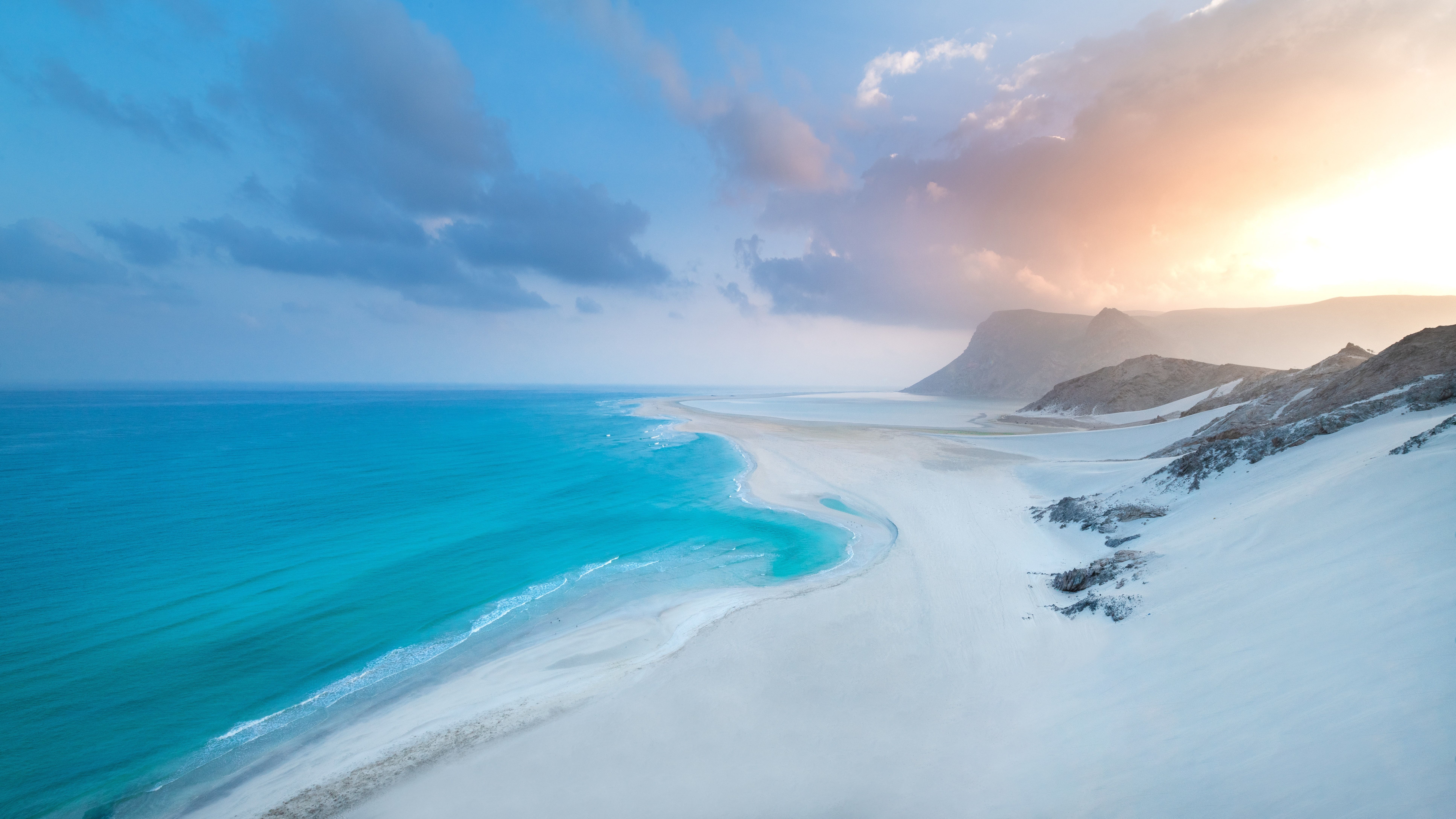 7733x4350 Beautiful sunrise above Detwah lagoon on the Socotra island, Yemen