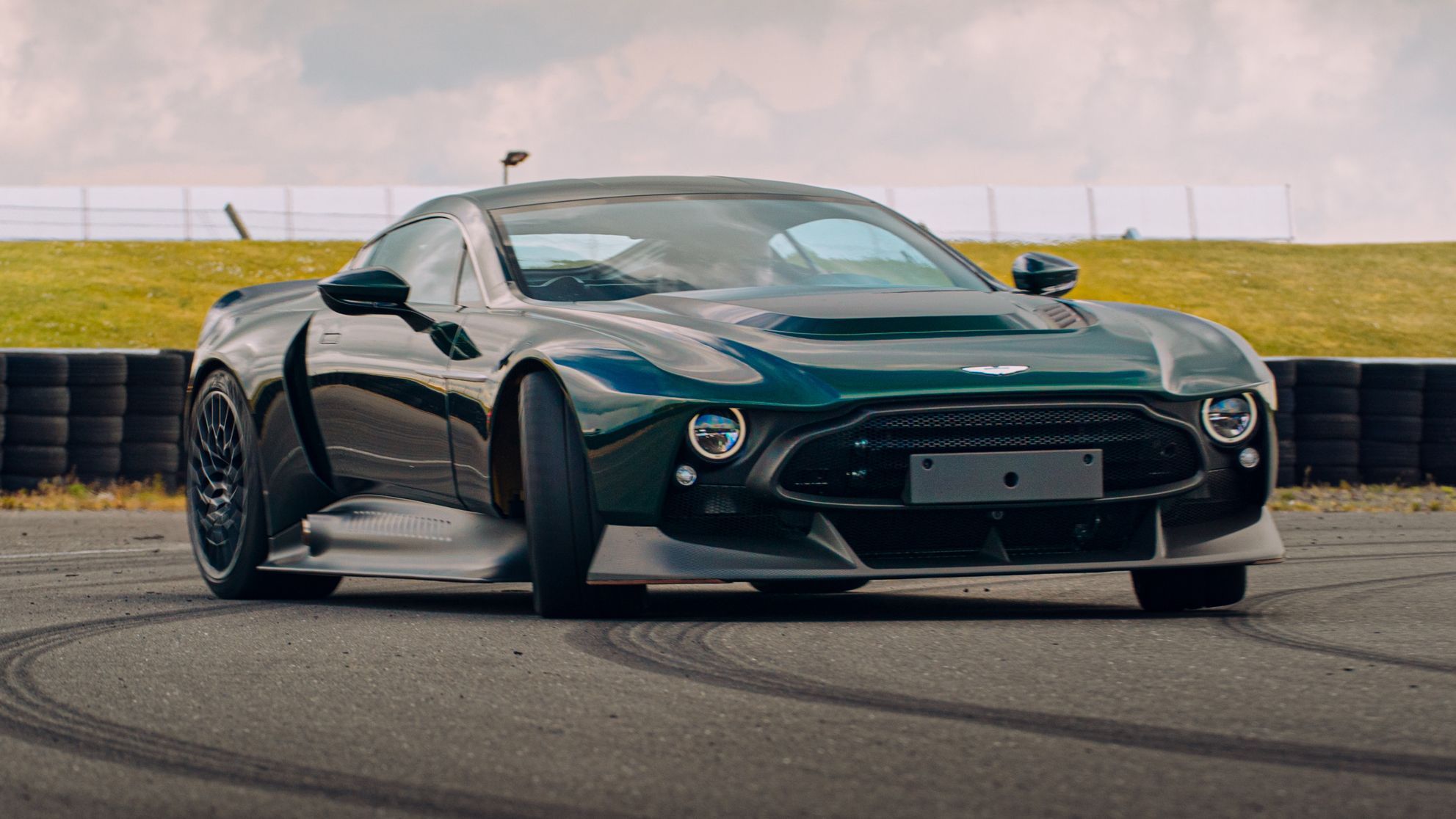 1983x1116 Aston Martin Victor Review 2024