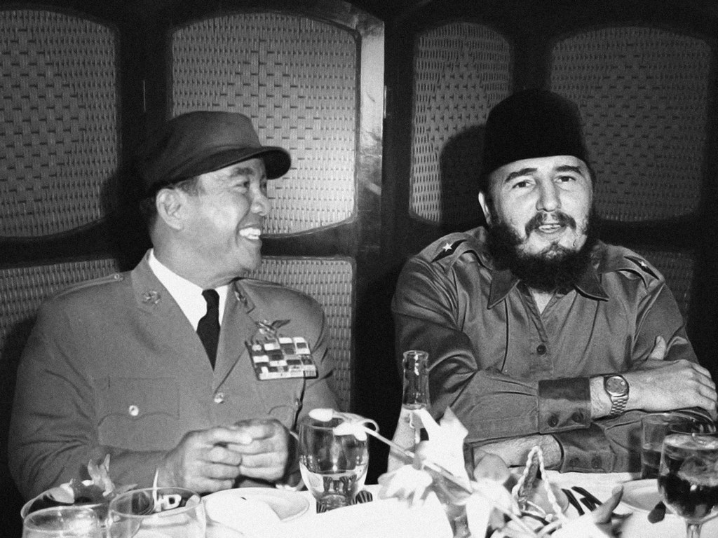 1024x768 Fidel Castro swapping hats