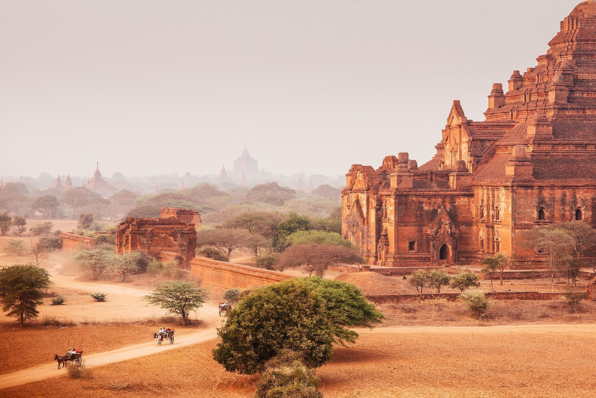 2048x1367 Majestic Myanmar Temple: A Stunning HD Wallpaper