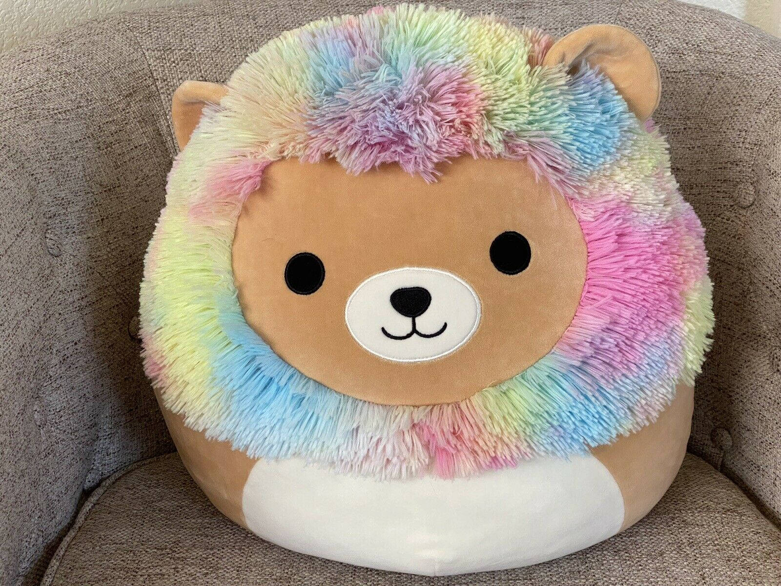 1600x1200 Download Squishmallows Lion In Sofa Wallpaper