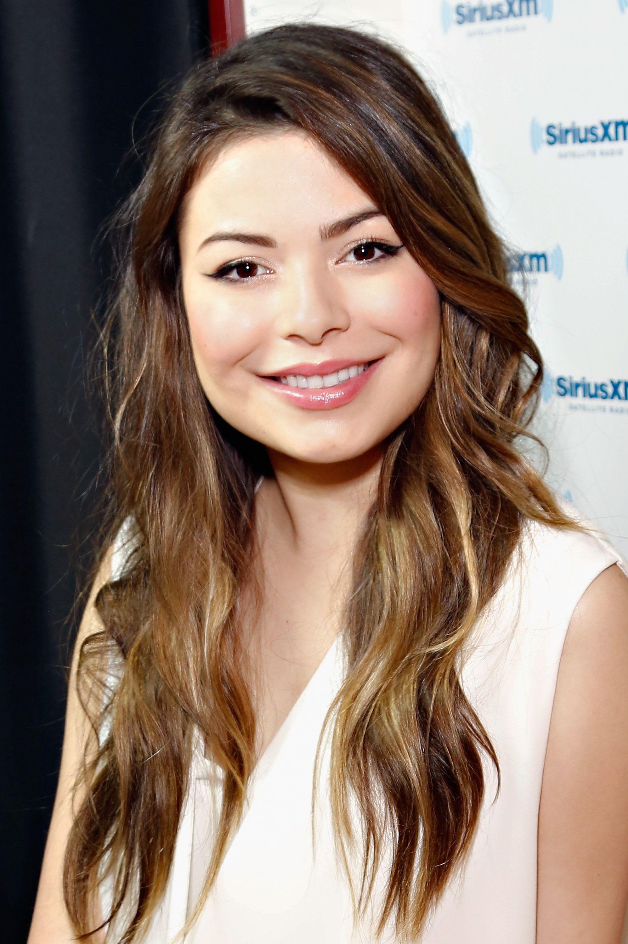 1995x3000 Free download Miranda Cosgrove visits the SiriusXM Studios
