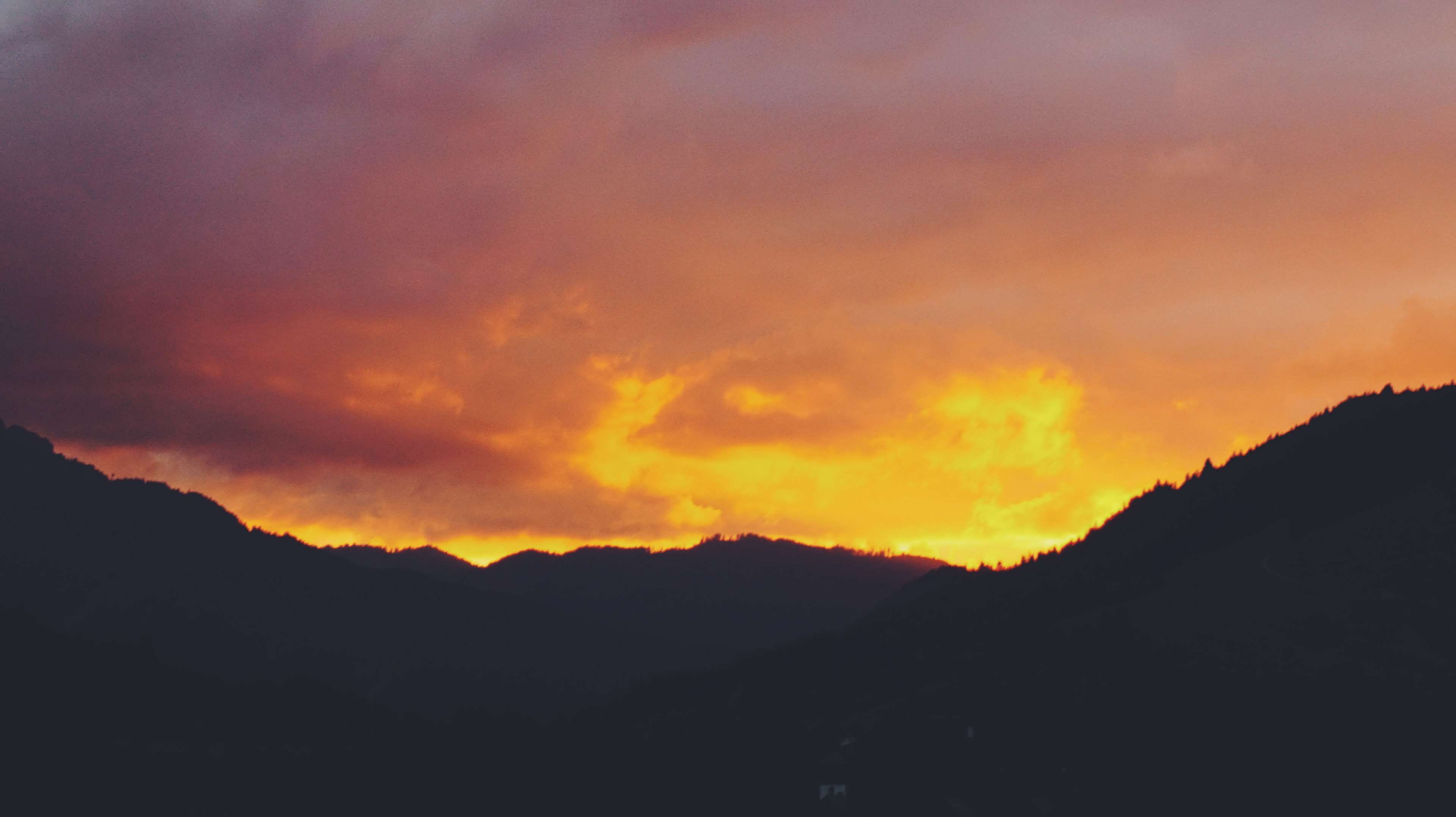 3840x2156 minimal, minimalist, monochrome, mountains, sunset