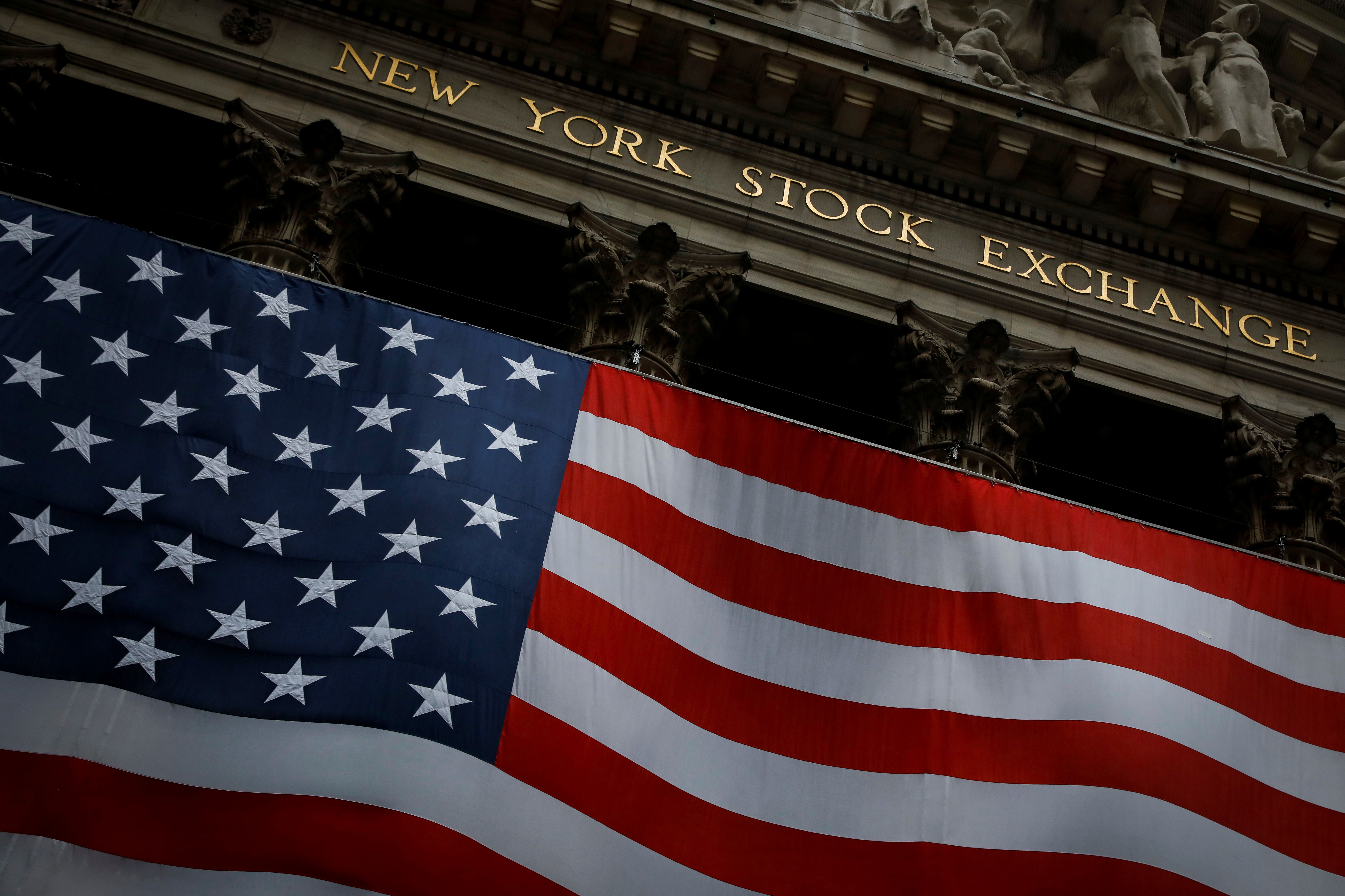 6720x4480 Equities sink on virus angst, Fed aftermath; gold, yen rise