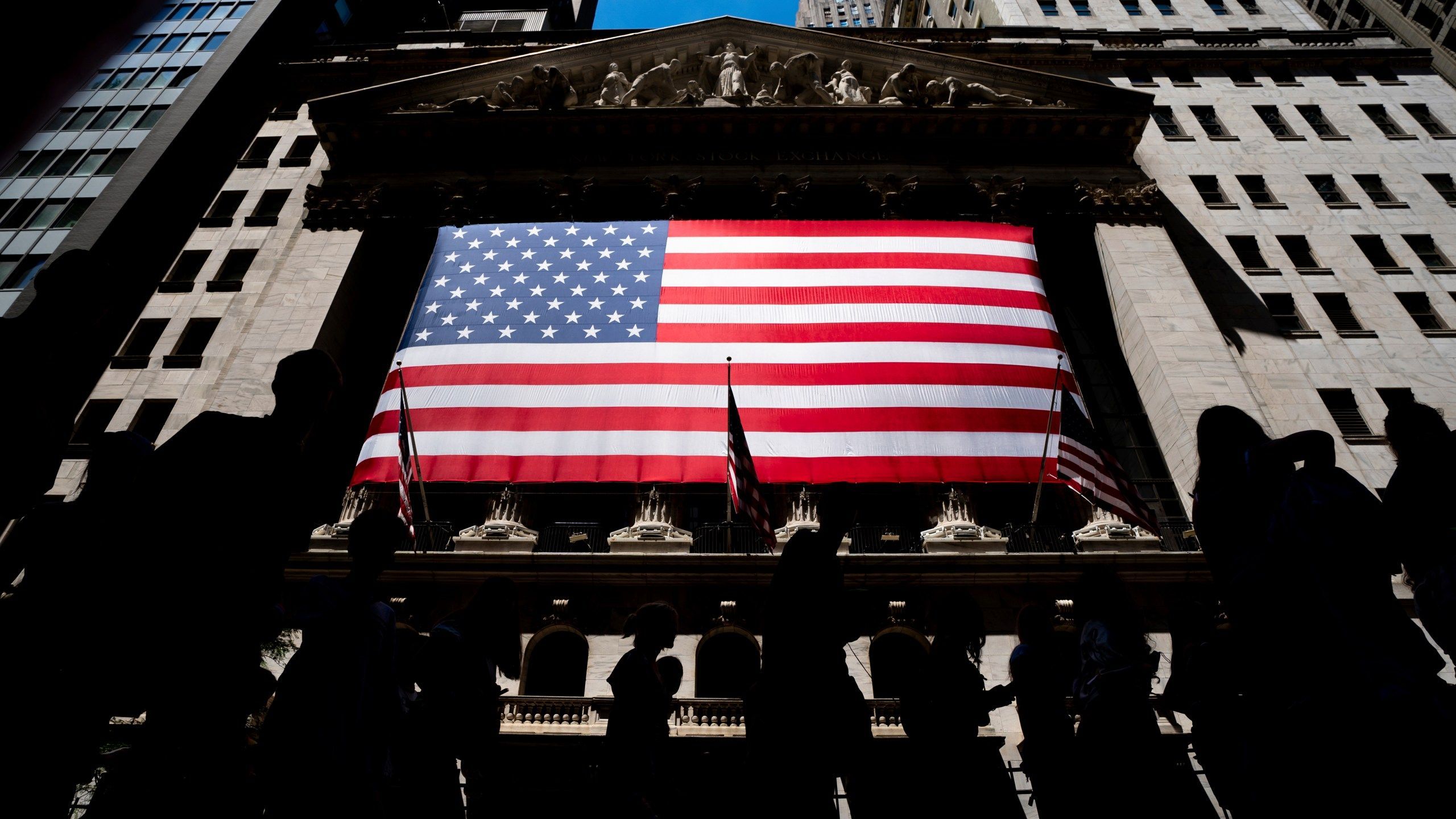 2560x1440 Stock market today: Wall Street closes out its 7th straight winning week with a quiet finish