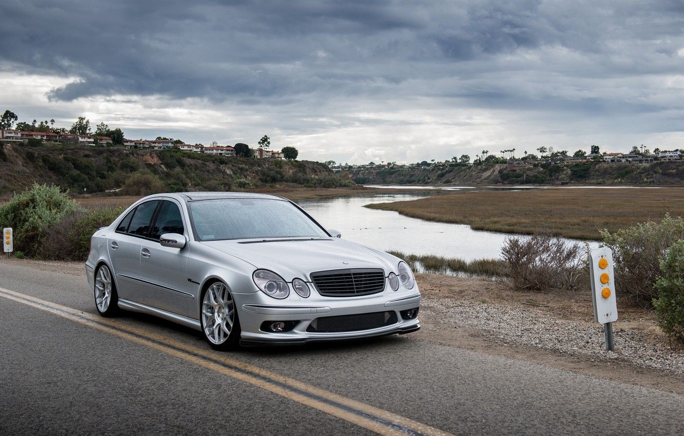 1332x850 Mercedes Benz E55 AMG Wallpaper