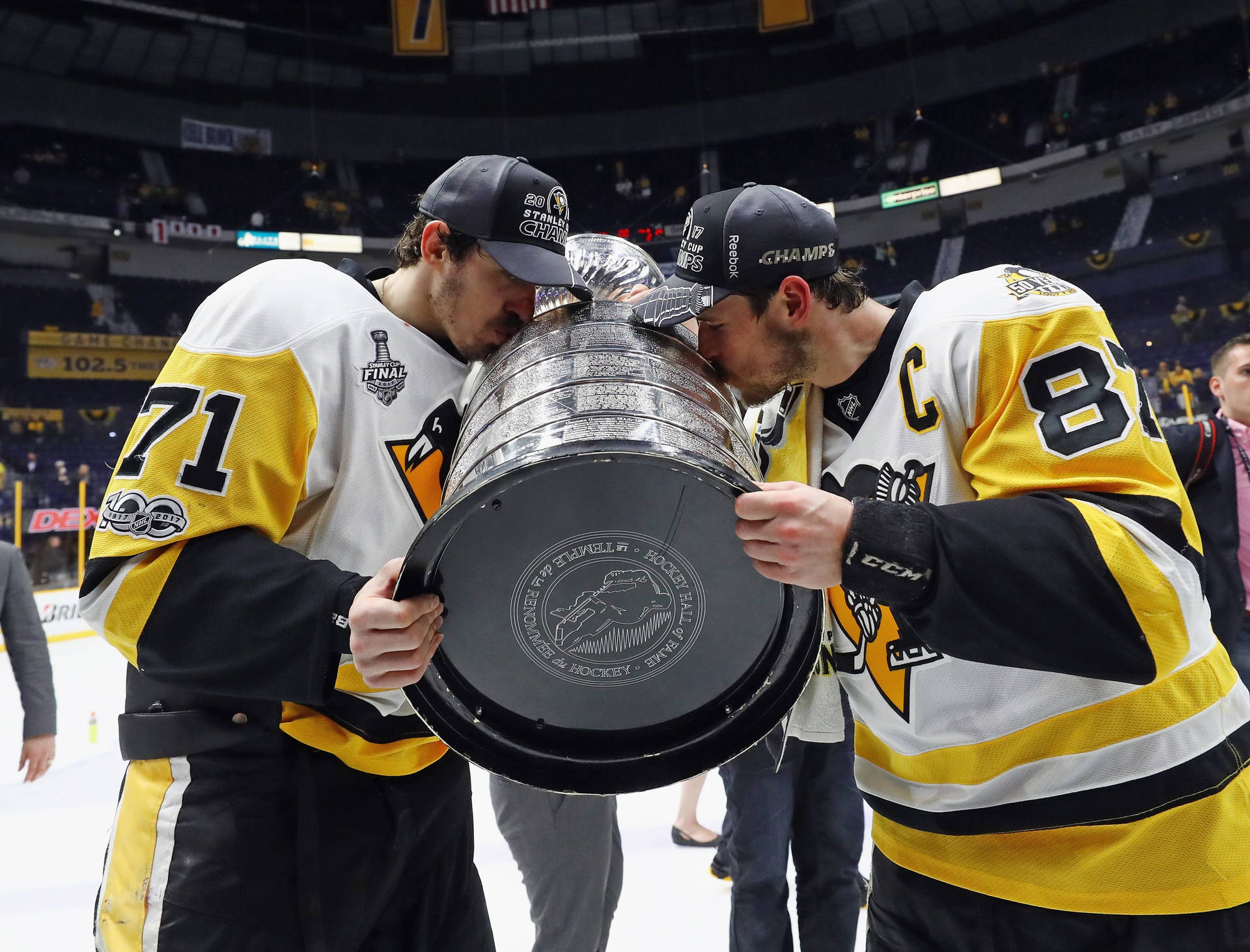 1920x1462 Download Evgeni Malkin Kissing Stanley