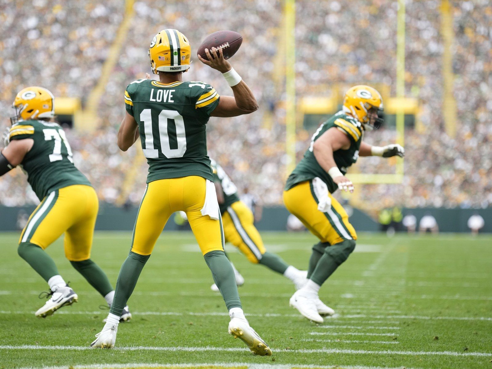 1600x1200 Starting QB Compares to Aaron Rodgers