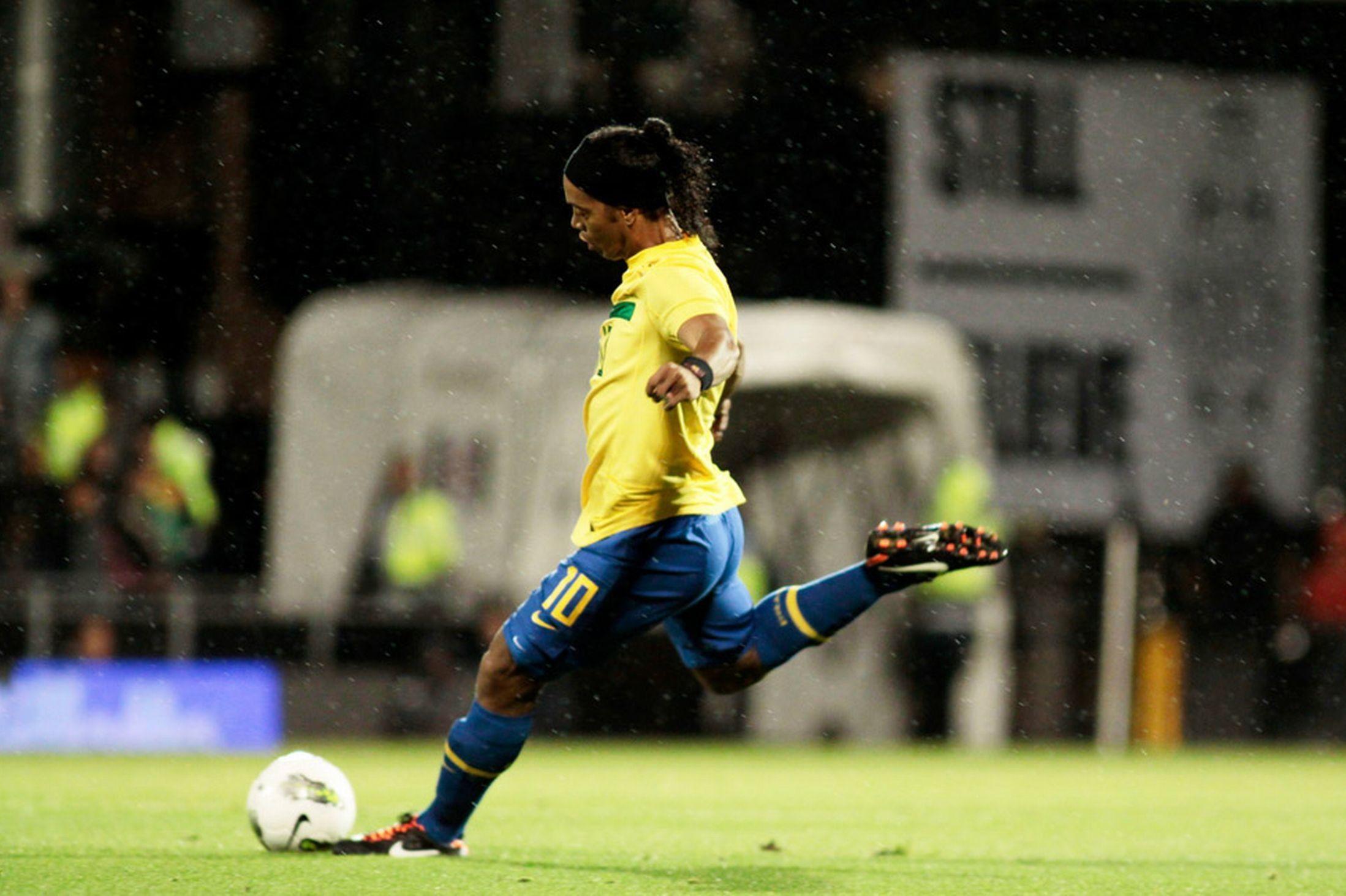 2197x1463 Ronaldinho Wallpaper