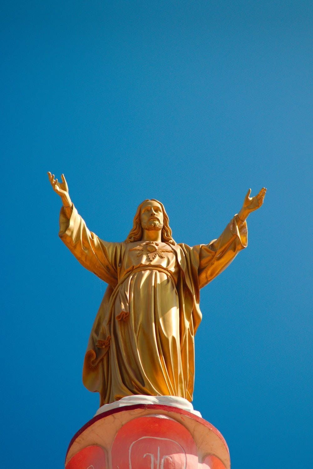 1000x1500 Golden Statue Jesus Phone Wallpaper