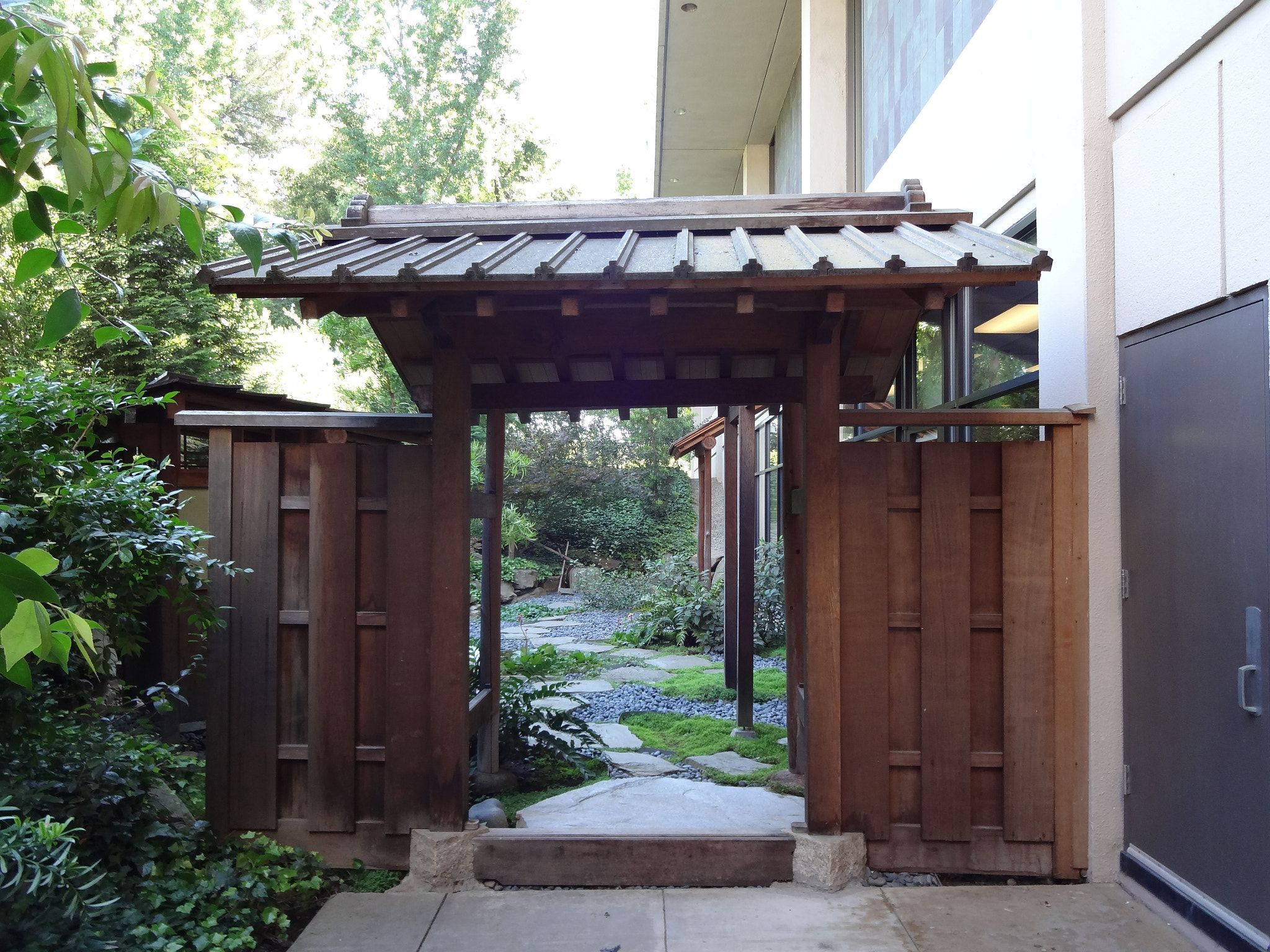 2048x1536 Japanese Garden Gate 137452645