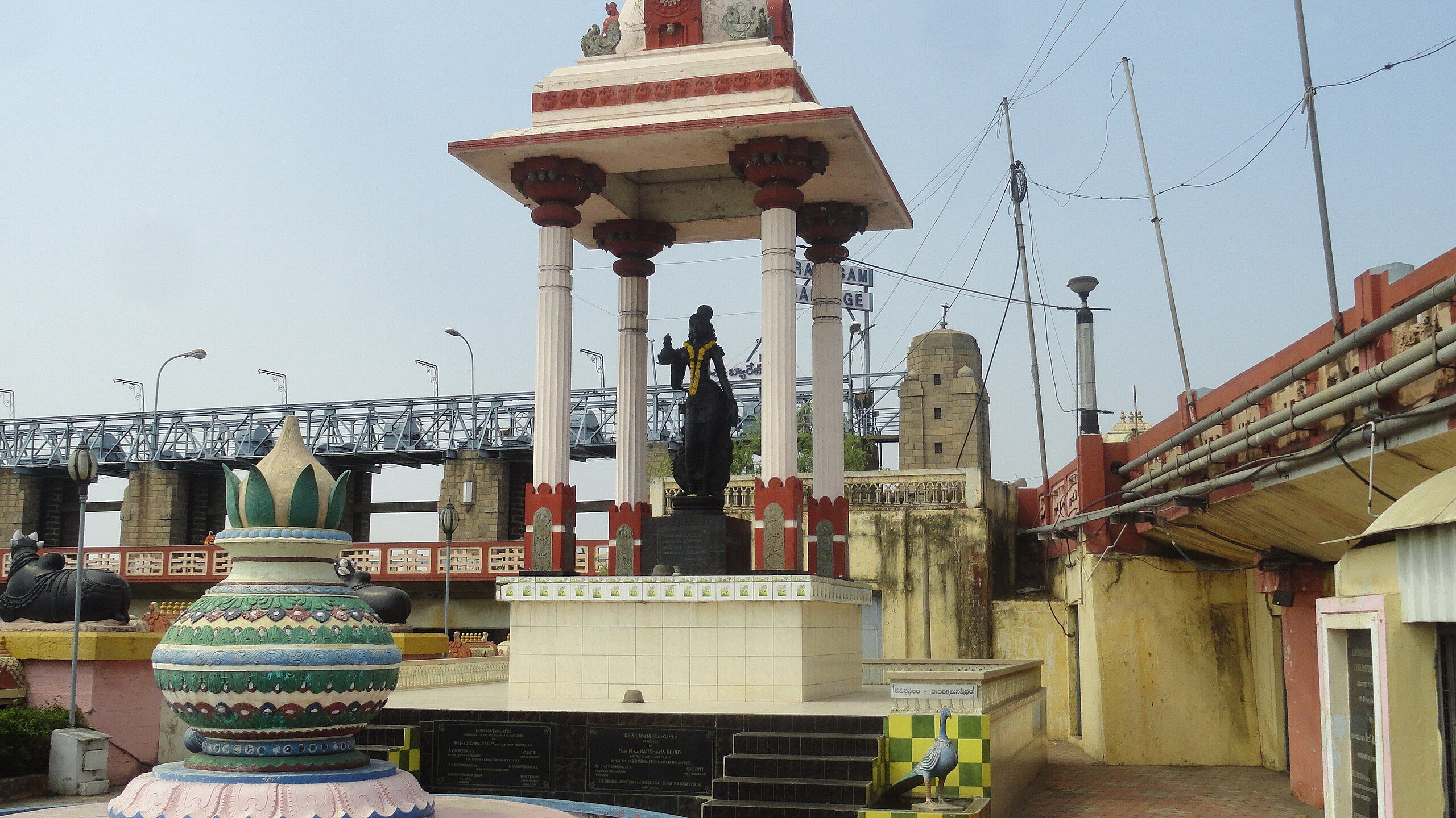 2560x1440 Krishnaveni statue