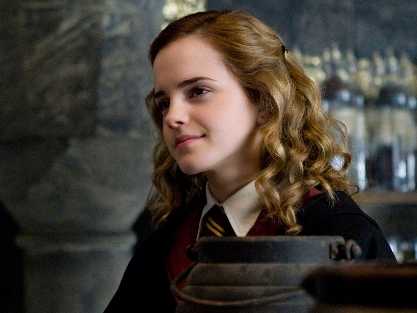 1600x1200 Emma Watson's New HP6 Wallpaper in jpg format for free download