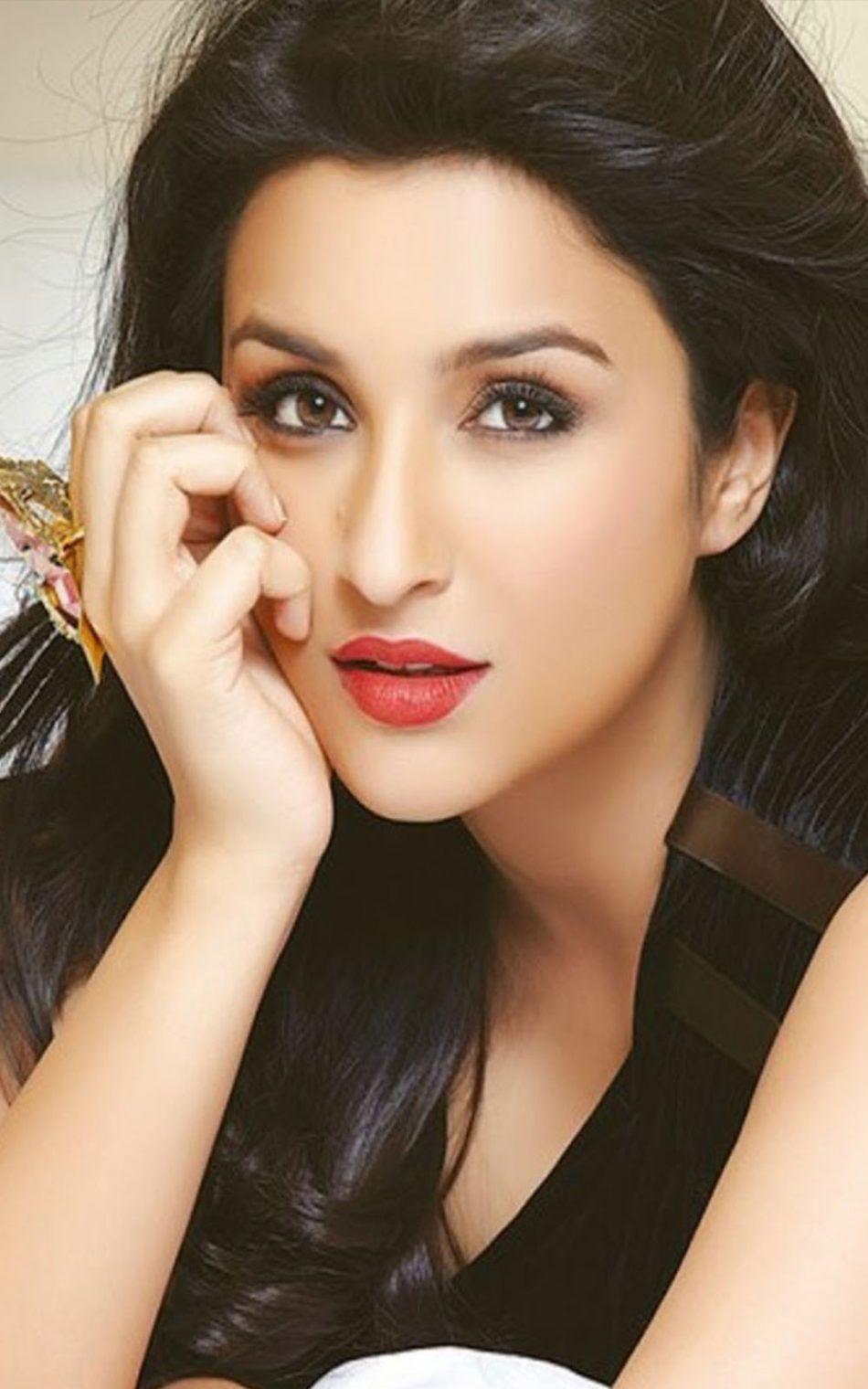 950x1520 Download Parineeti Chopra Cute Photo Click Free Pure 4K